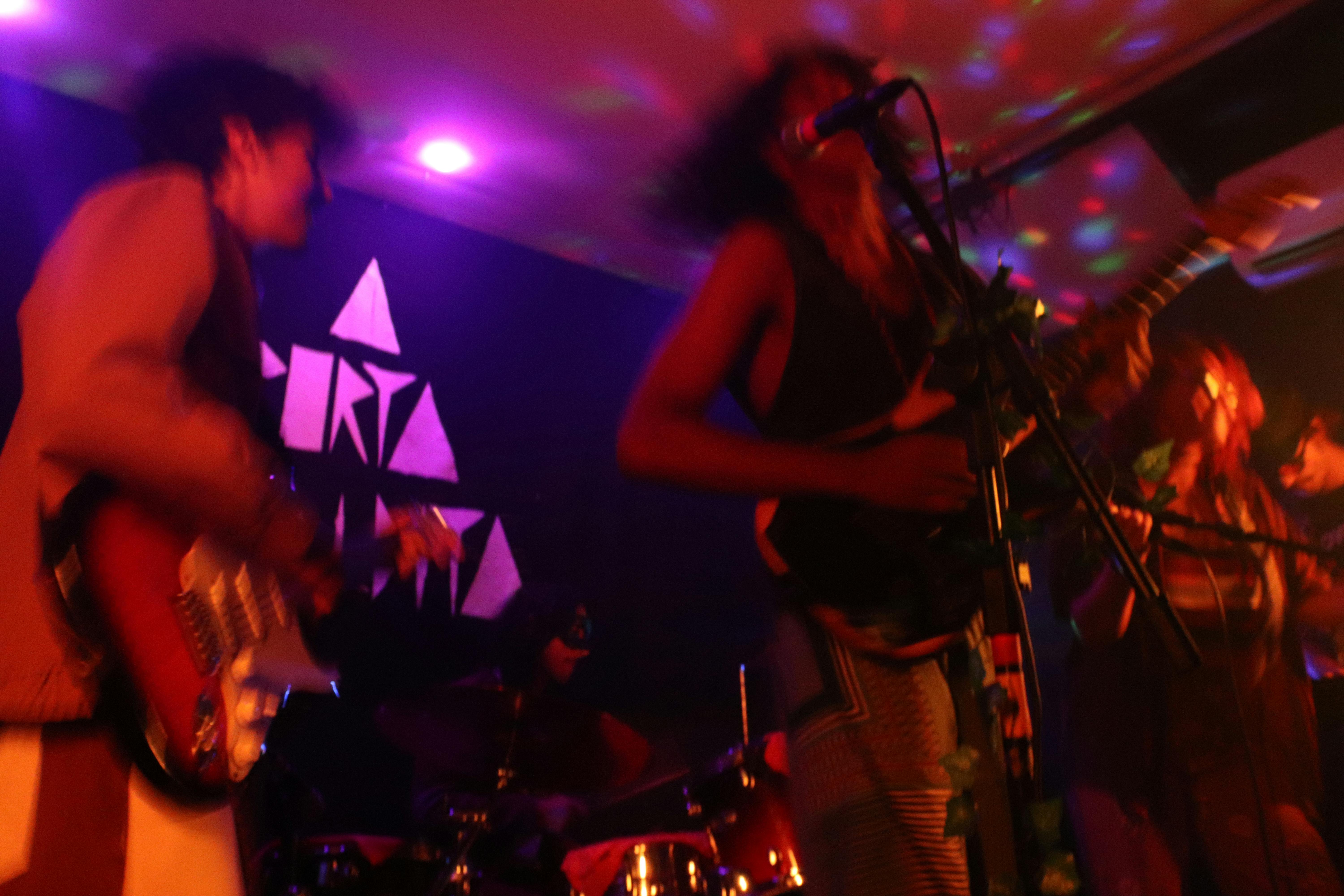 Membros da banda se empolgam