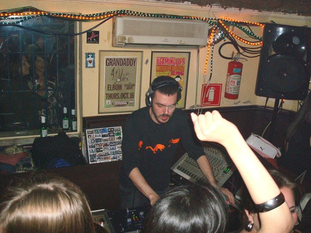 Guab jovem discotecando