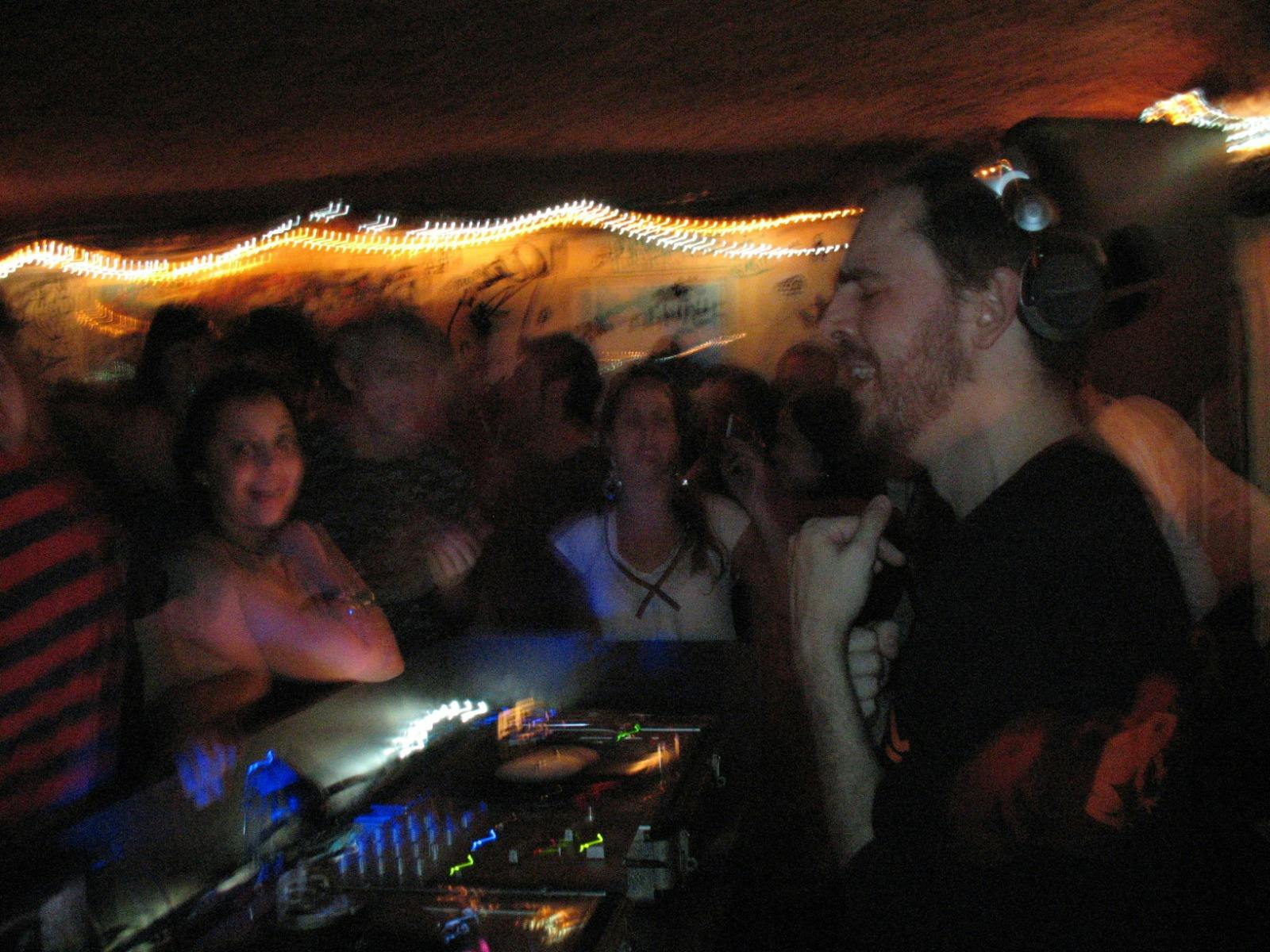 Guab discotecando no Milo Garage
