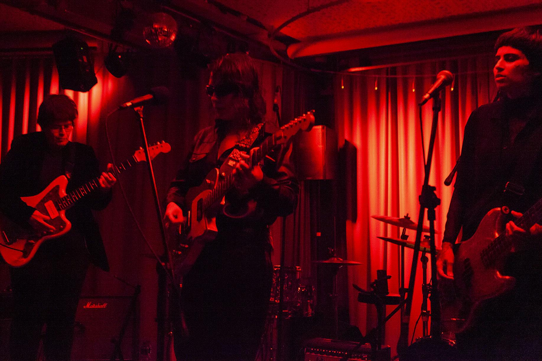 Madre e sua banda durante um show