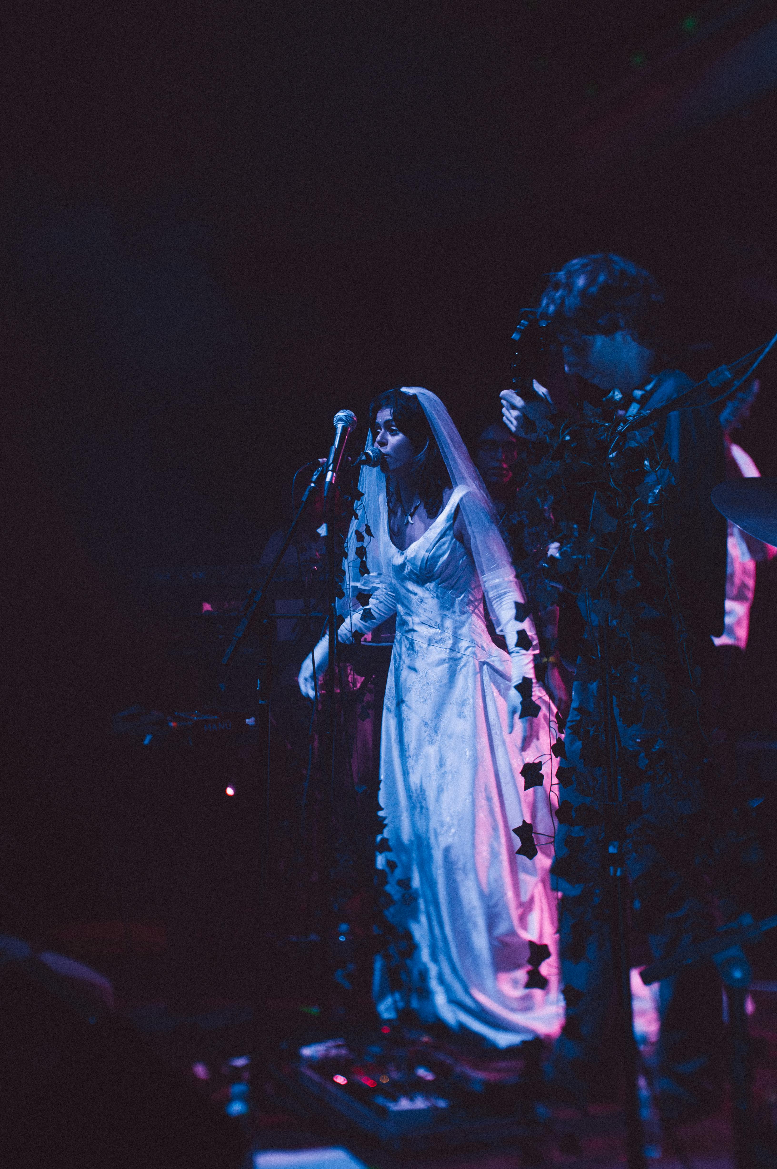 A vocalista Manuela Cestari, da Tubo de Ensaio, e seu vestido de noiva (Foto: Matheus Aleixo)