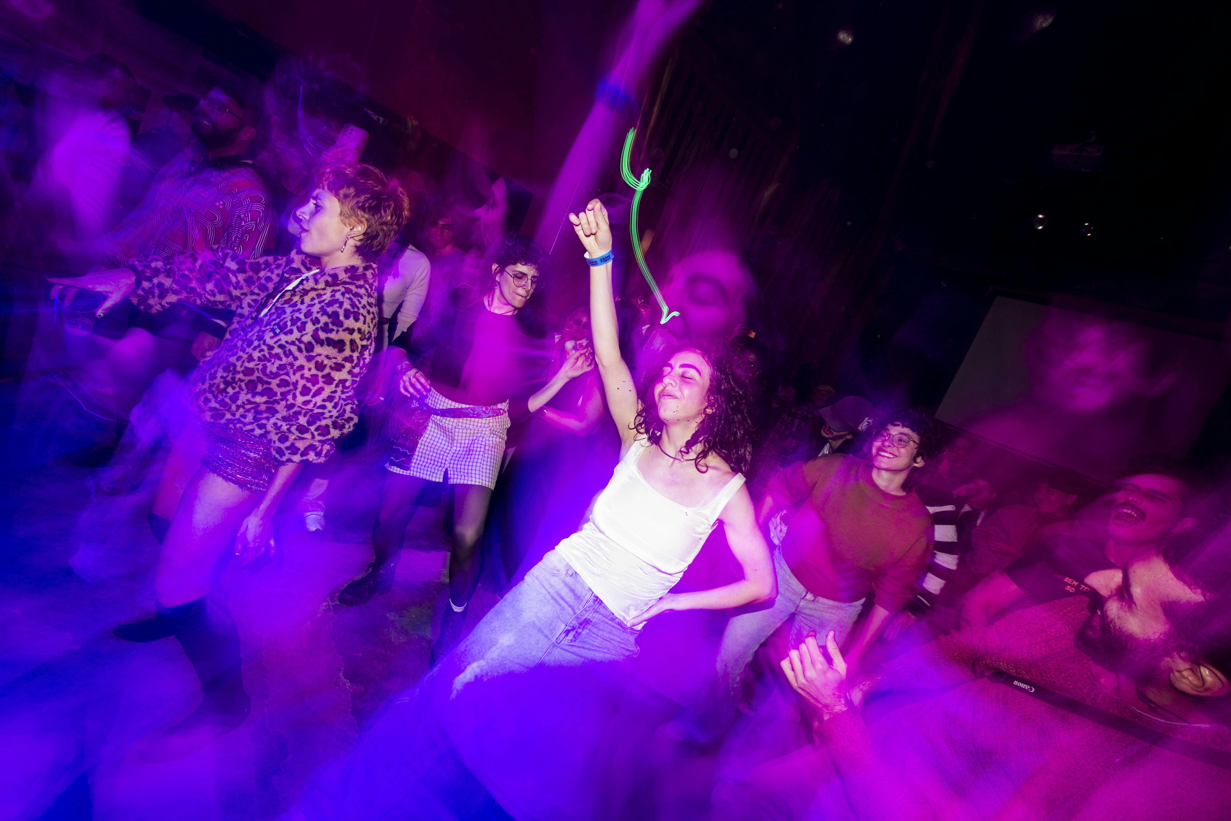 As cores da luz e os corpos se unem numa honesta dança