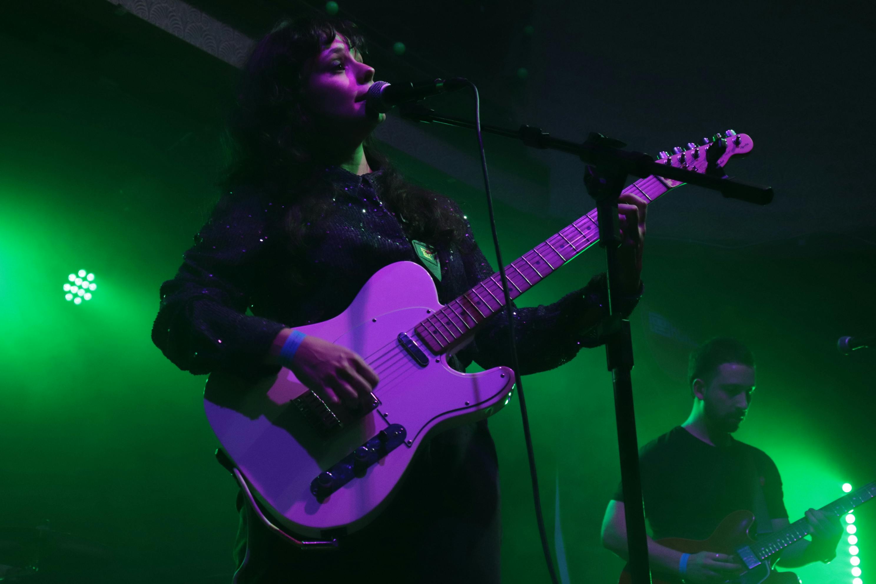 Gabrielli e Felipe tocam suas guitarras adornados por um verde limão. Foto: Matheus Cerullo. 