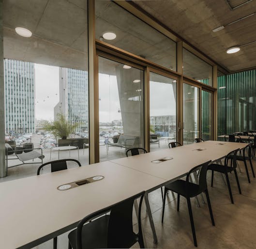 Spacious private floor available at Design District in London