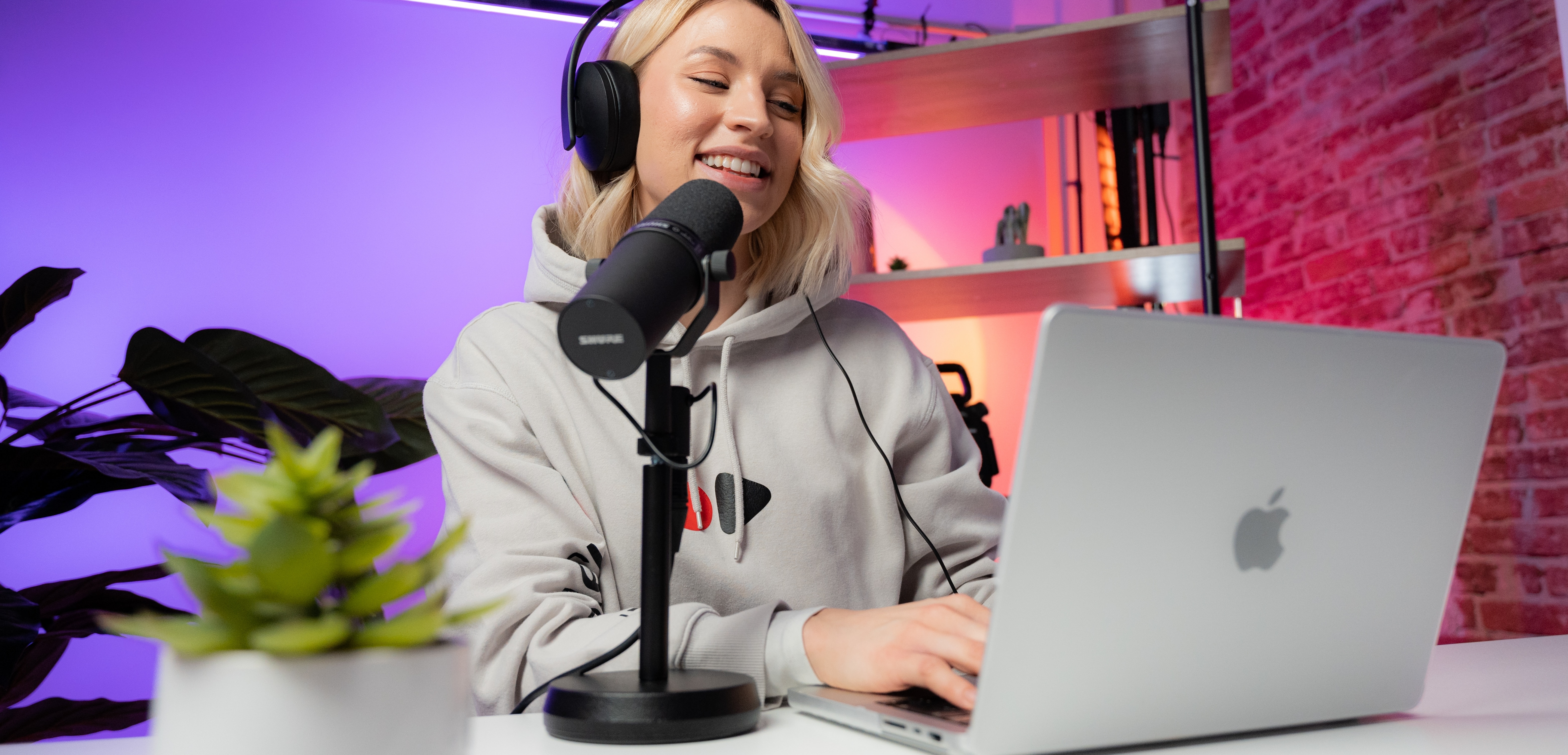 Content marketer working on Apple macbook