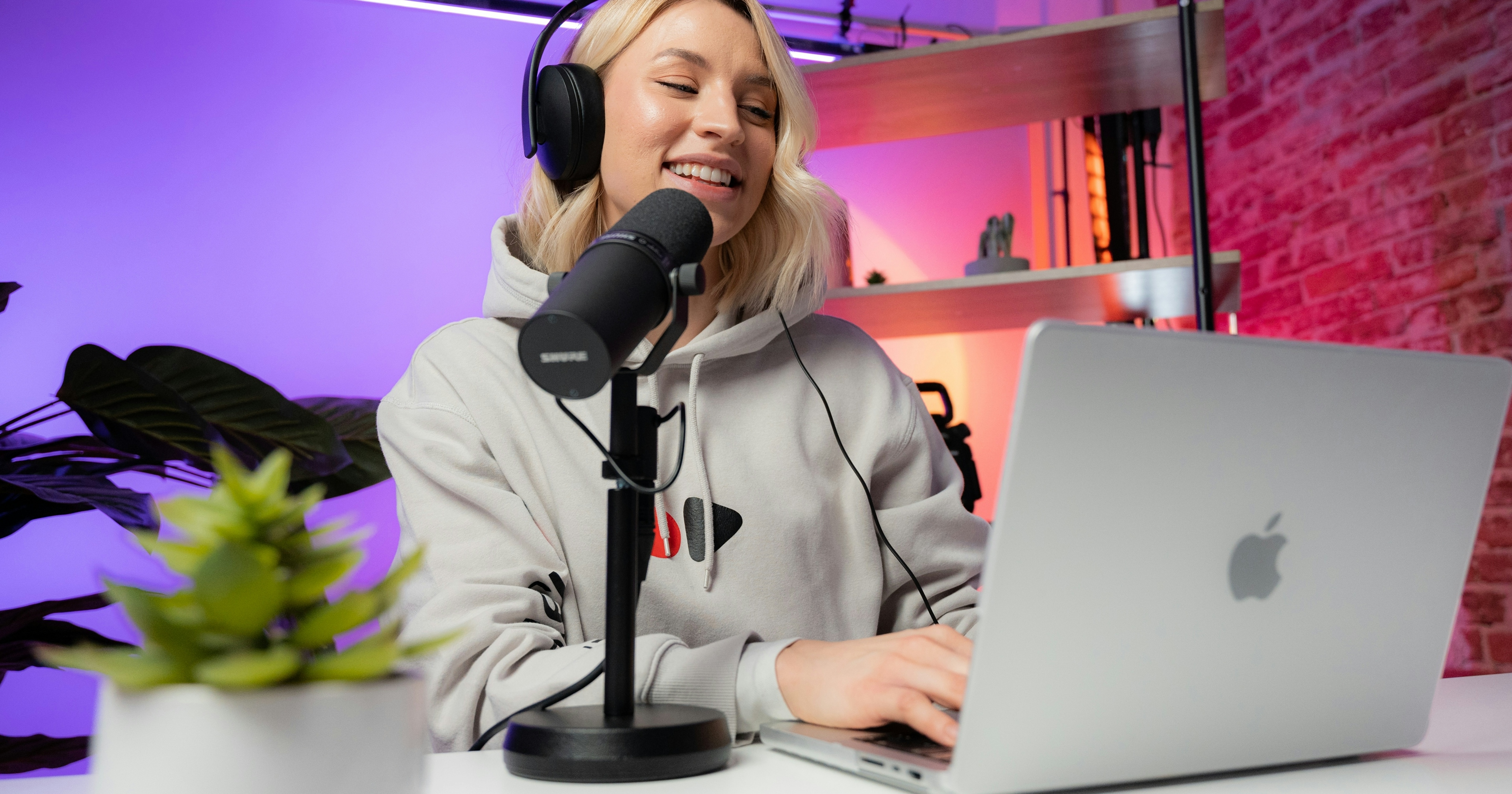 Content marketer working on Apple macbook