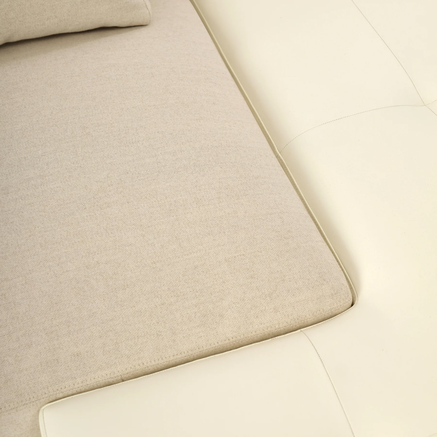 CWb7QwE de sousa hughes liaigre castiglione sofa cushion detail