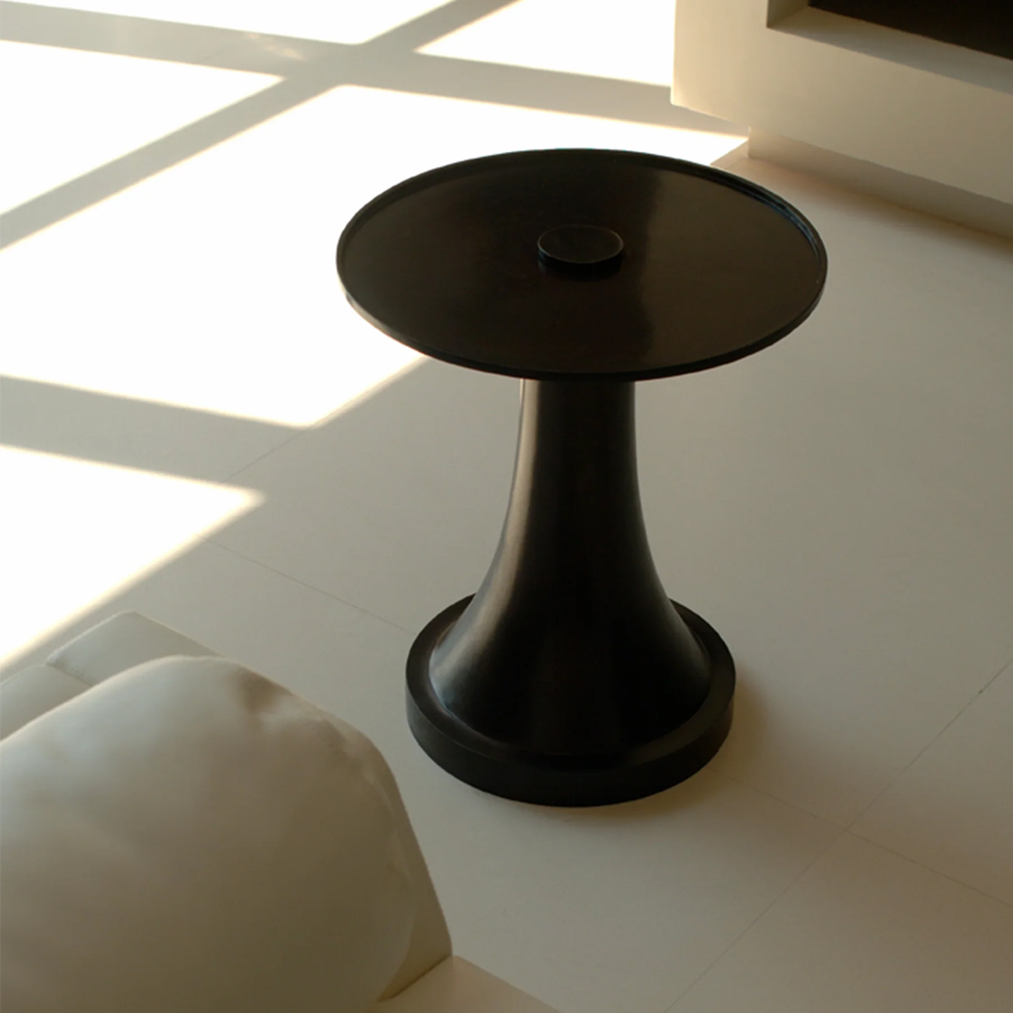VOe JGfw de sousa hughes liaigre bomarzo side table eric schmitt