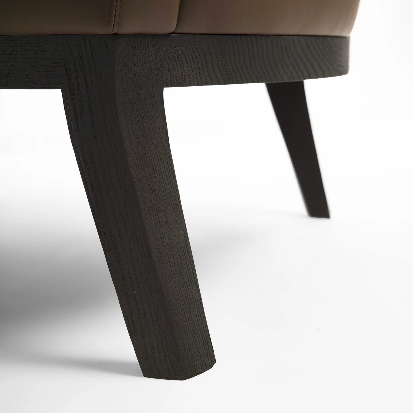 OIijPM2uz de sousa hughes liaigre mont thabor lounge chair leg detail