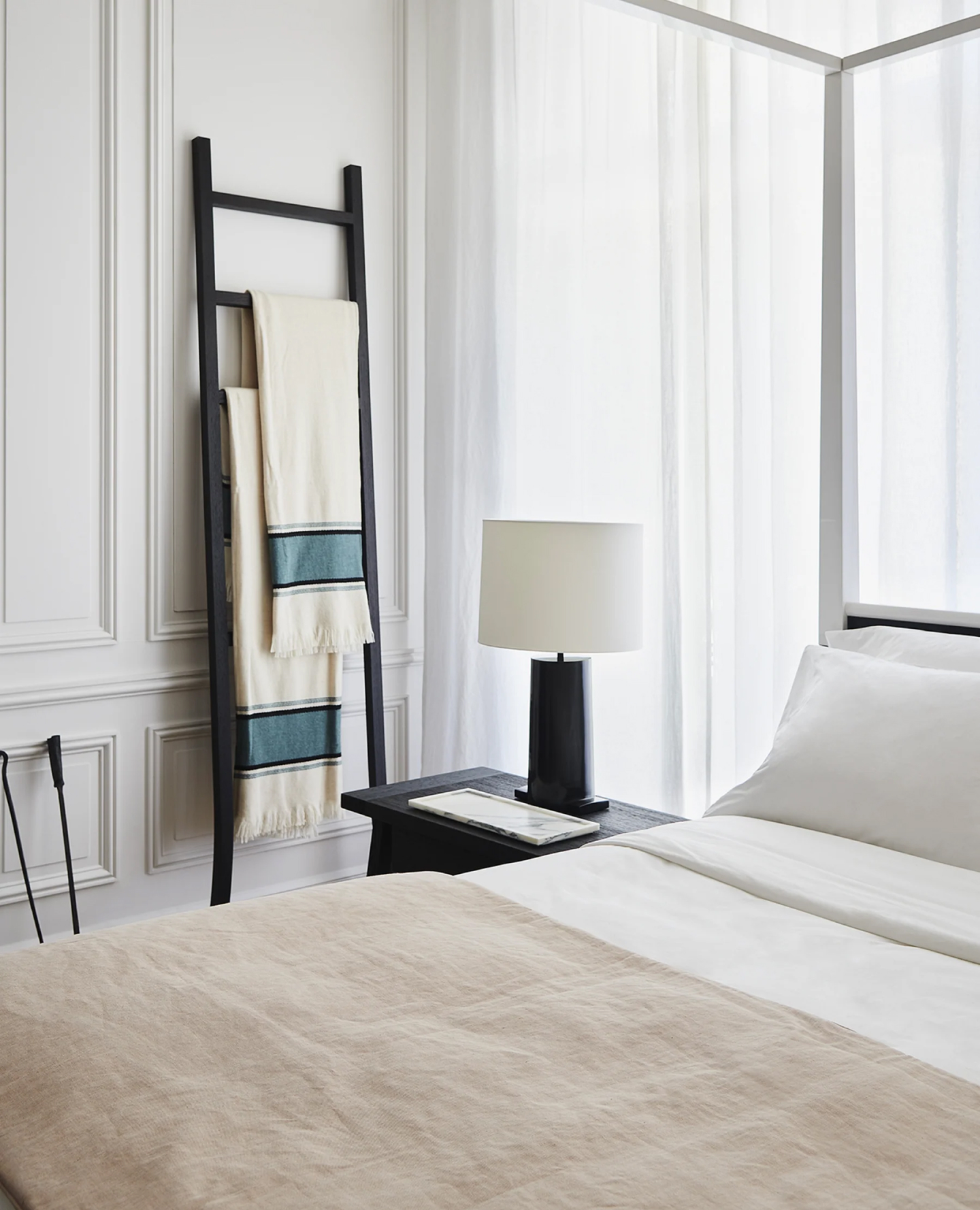 QV5YPk214jnPqP de sousa hughes liaigre isle noire table lamp studio liaigre
