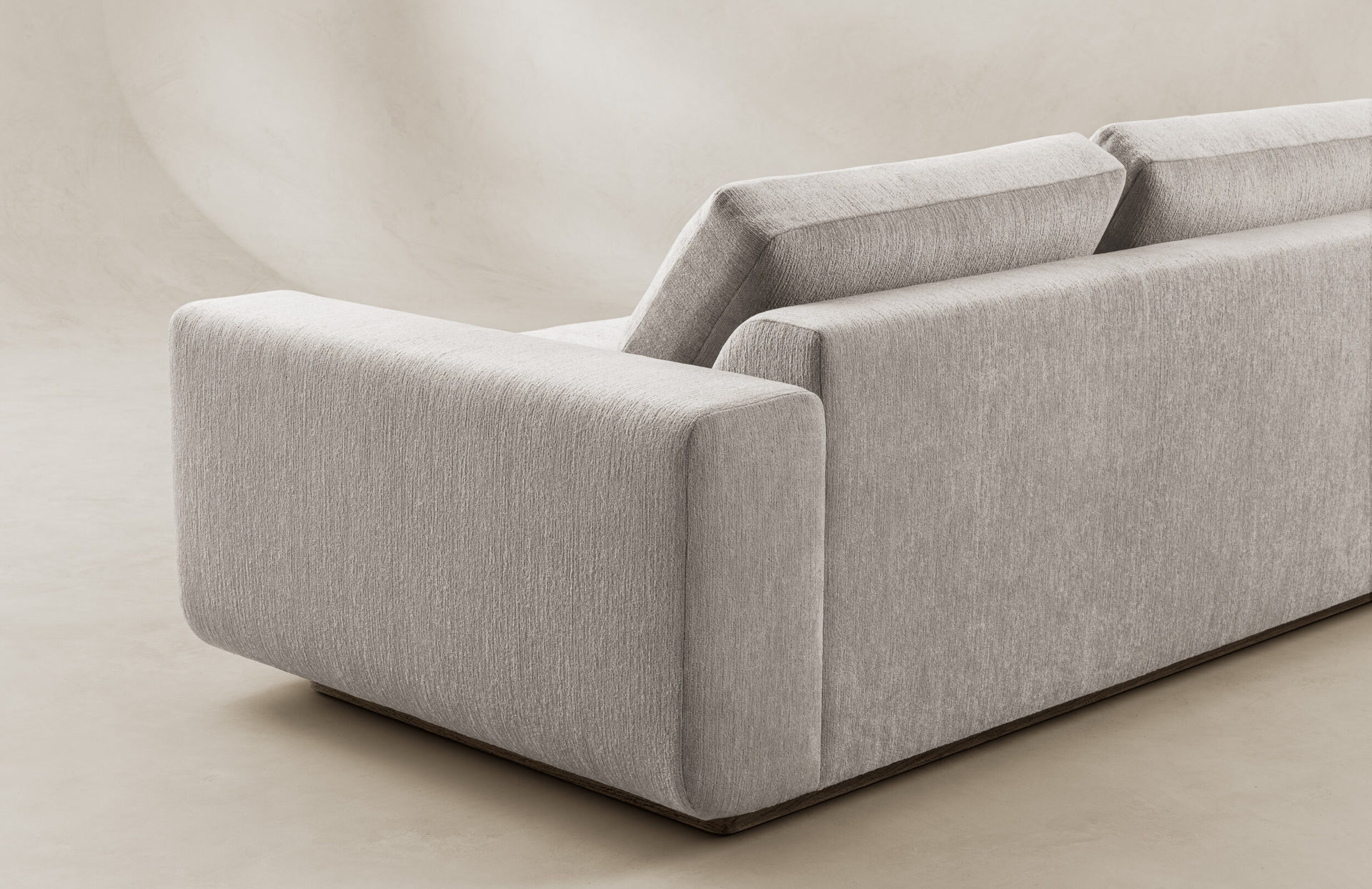 mGNHVfTOUvI de sousa hughes joseph jeup campau sofa arm detail 2