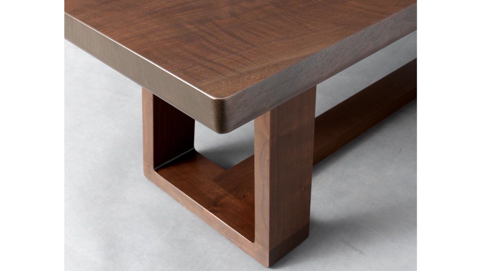 de sousa hughes Altura Puente table top angle