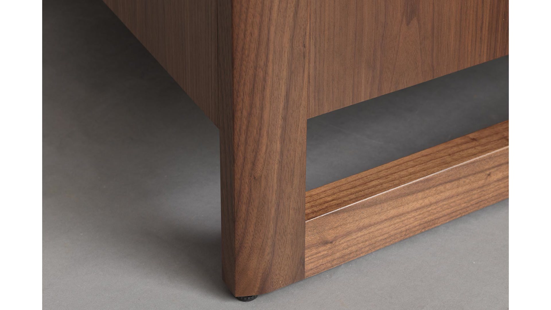 de sousa hughes Altura Serena 72 Dresser Leg Detail