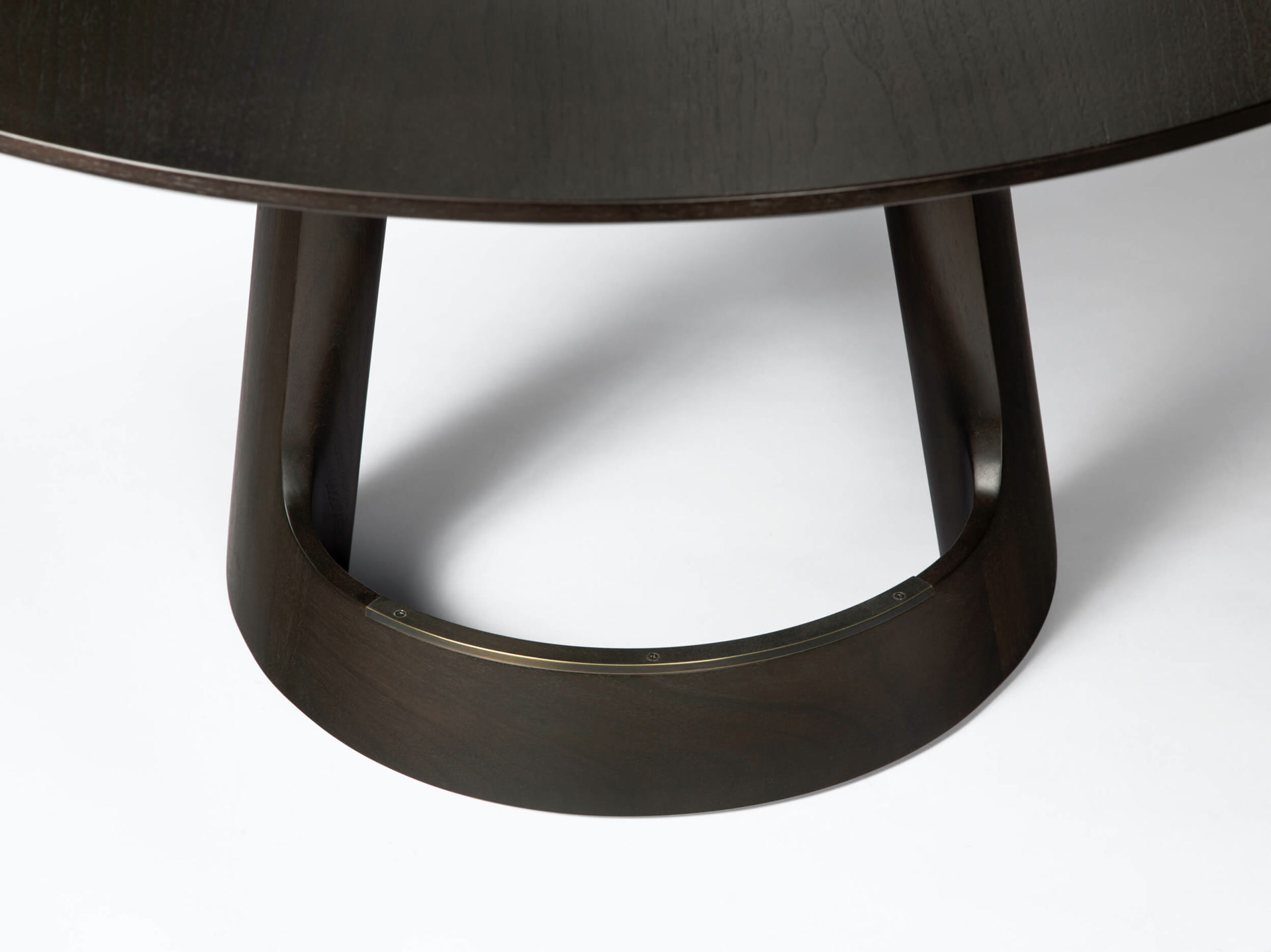 de sousa hughes polson dining caste table detail