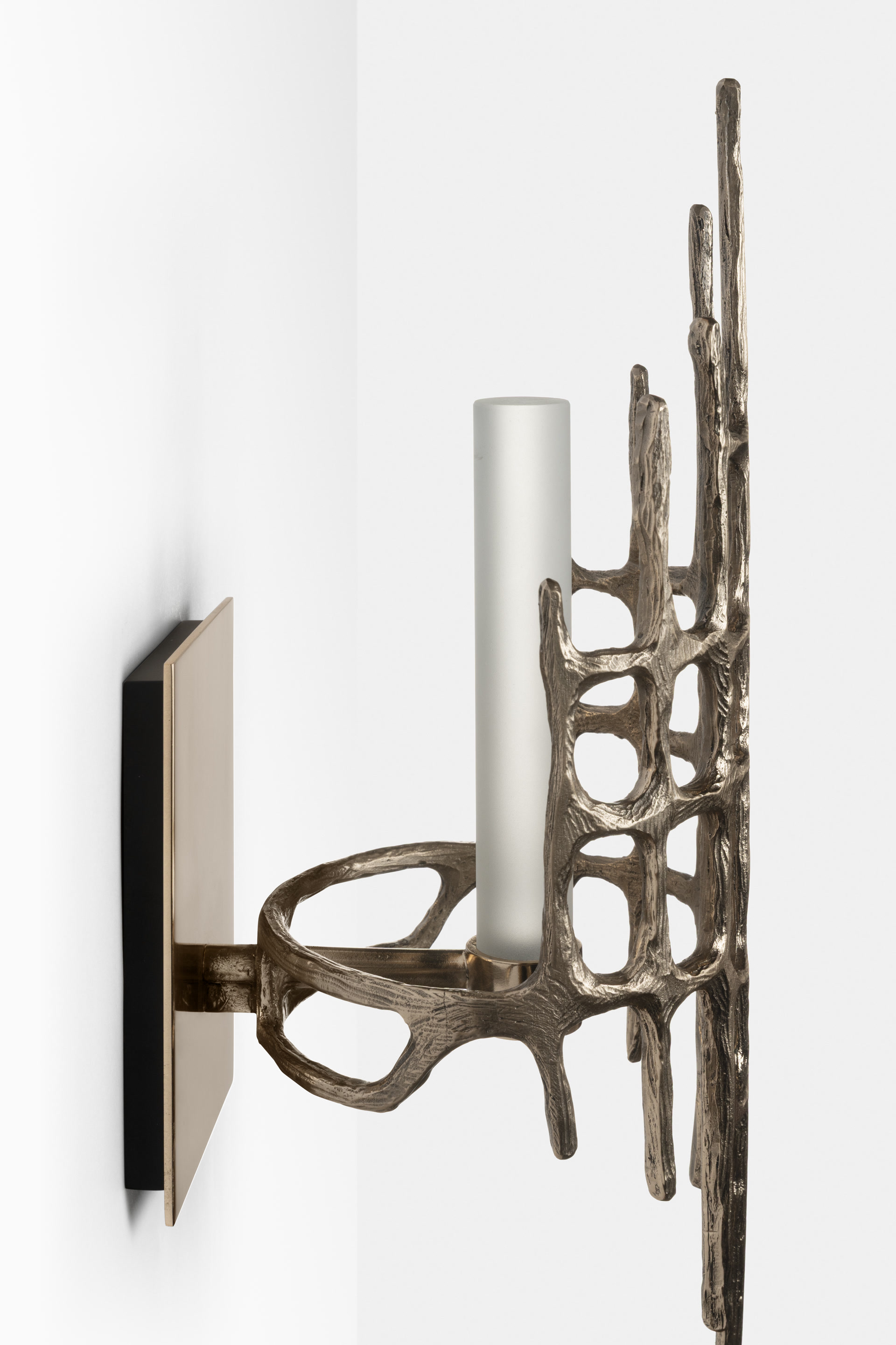 de sousa hughes caste cleve sconce side angle detail