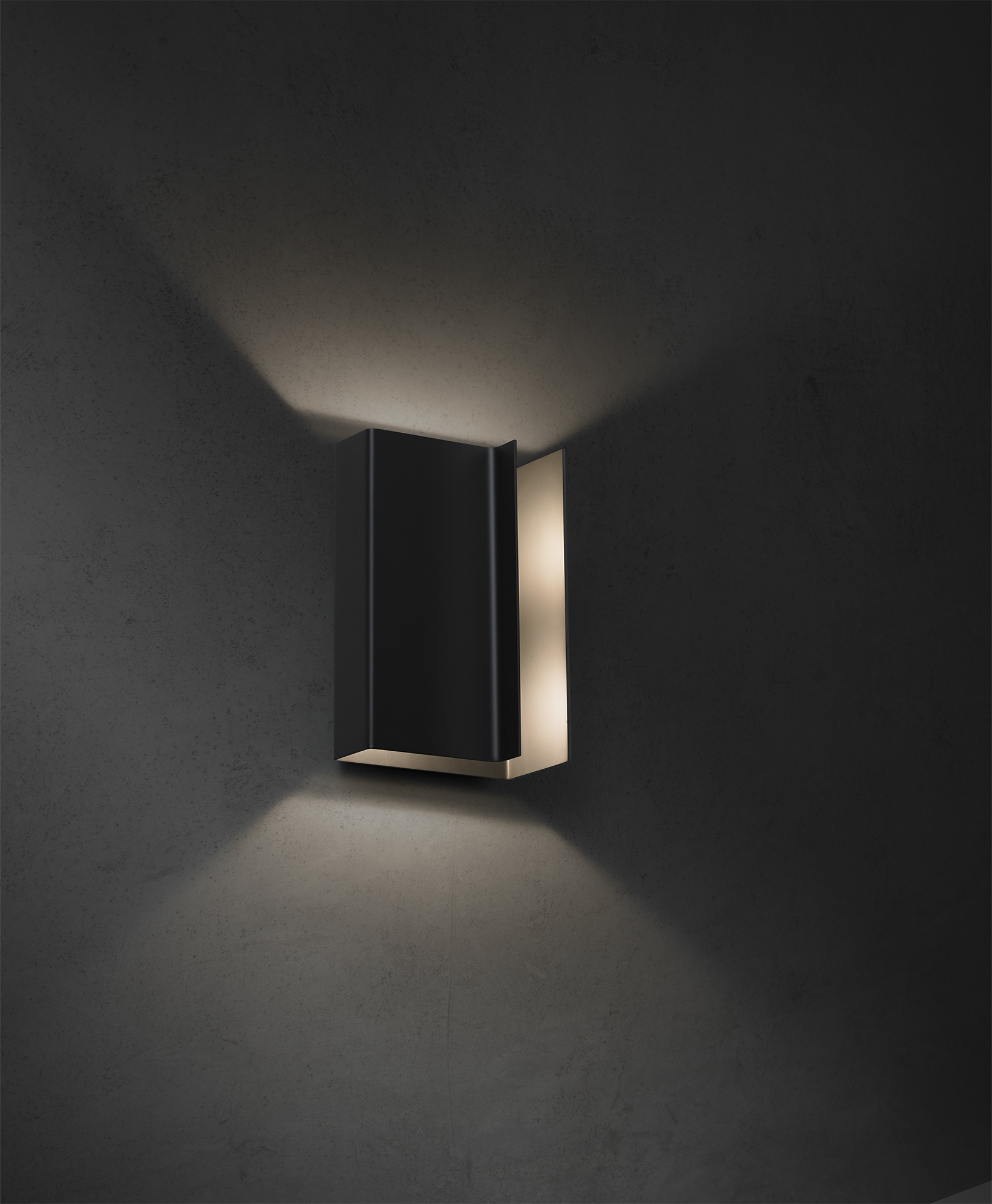 de sousa hughes Jonathan Browning Brouillon Outdoor Sconce low angle 2