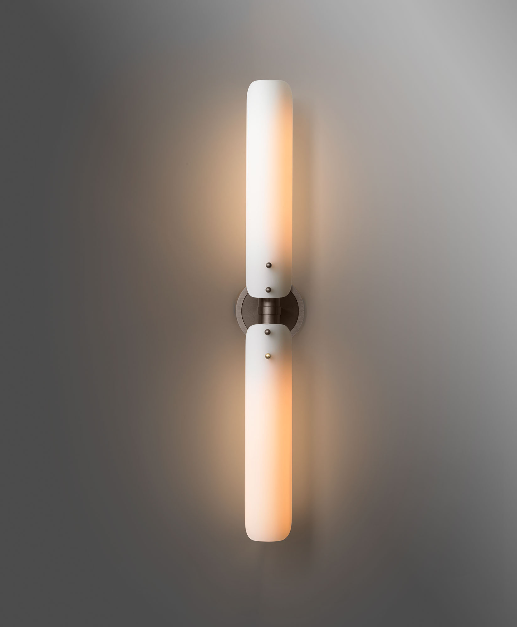 de sousa hughes Jonathan Browning Platiere Vanity Sconce vertical