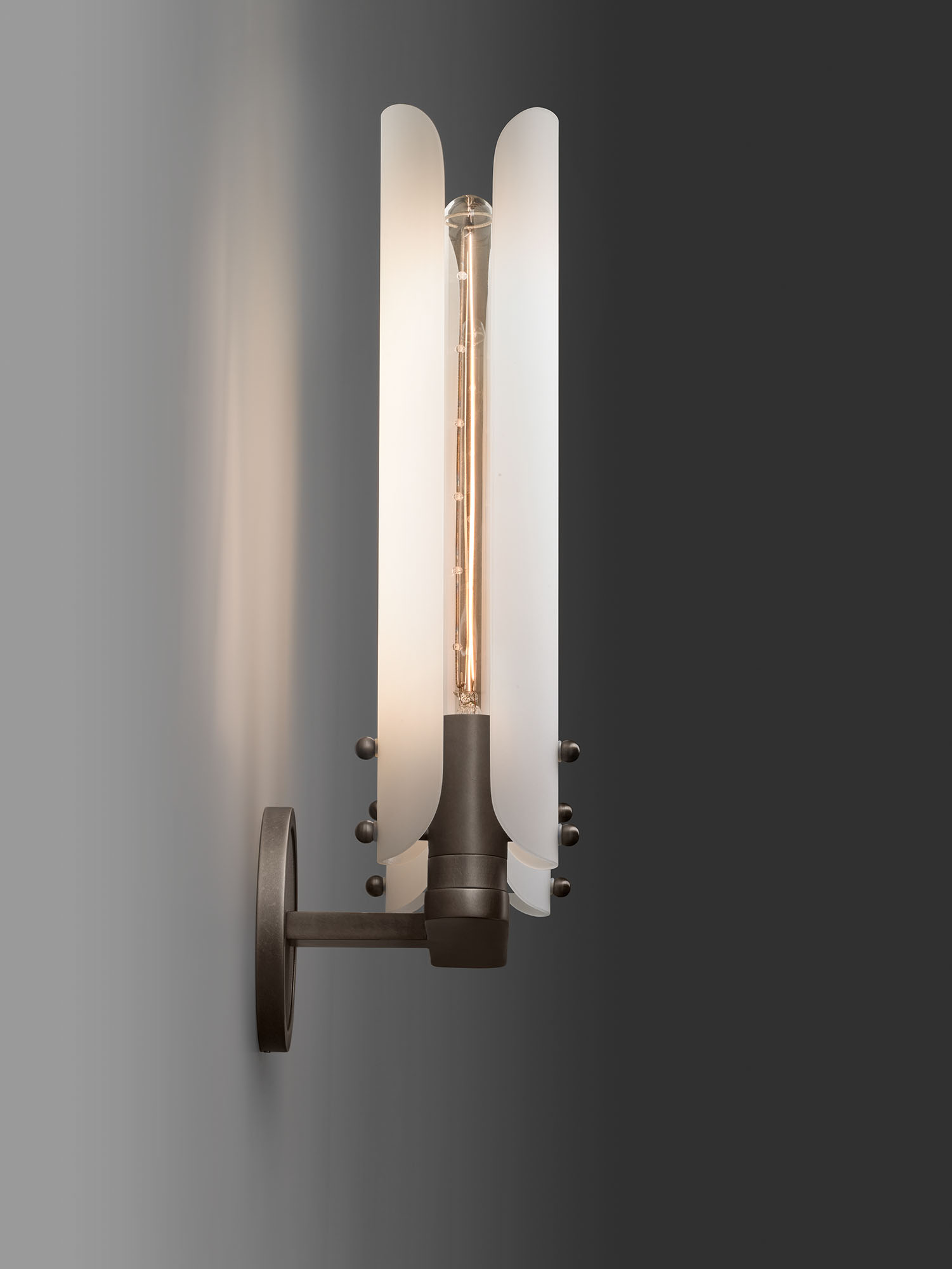 de sousa hughes Jonathan Browning Platiere Double Sconce side