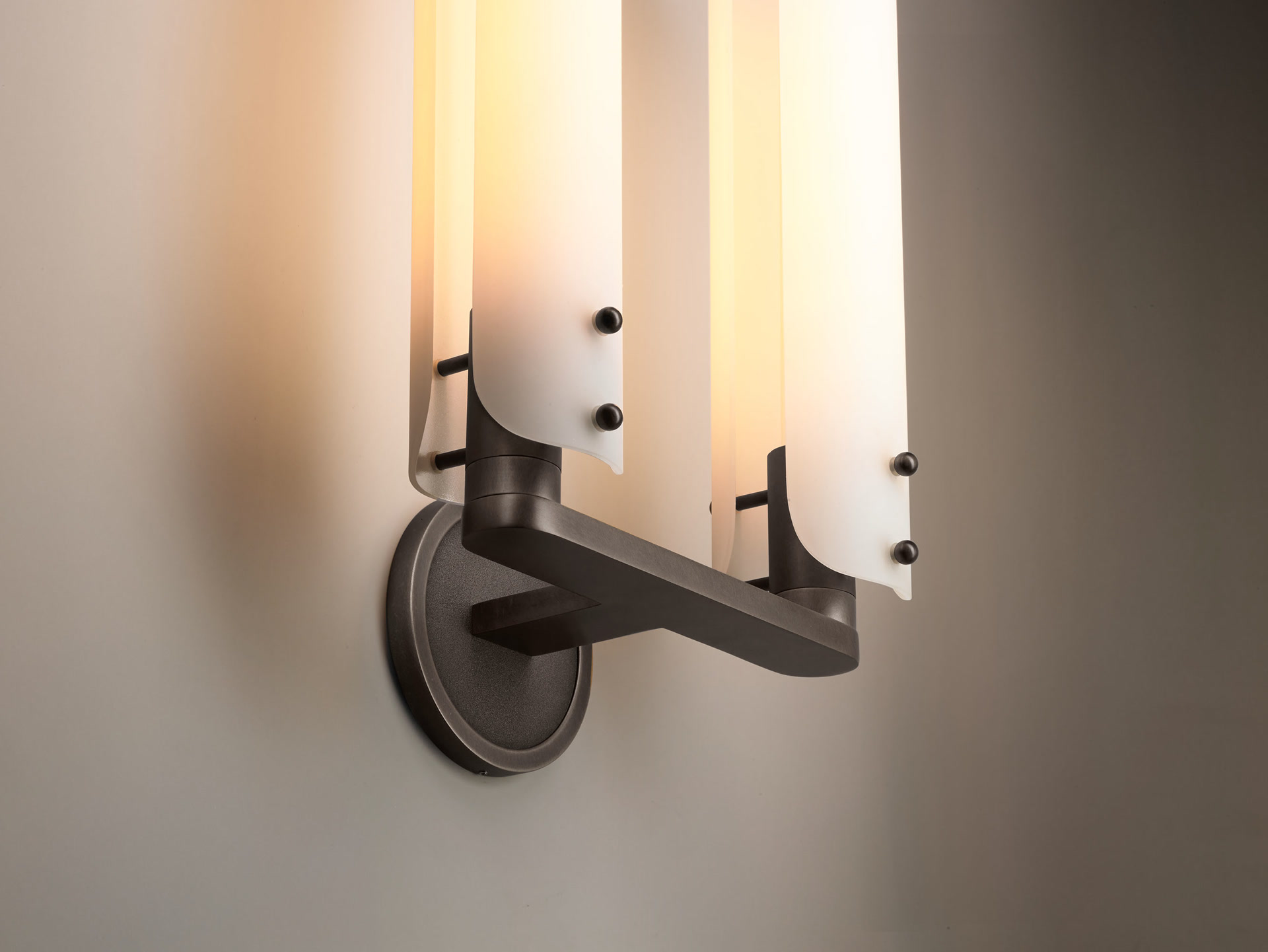 de sousa hughes Jonathan Browning Platiere Double Sconce detail