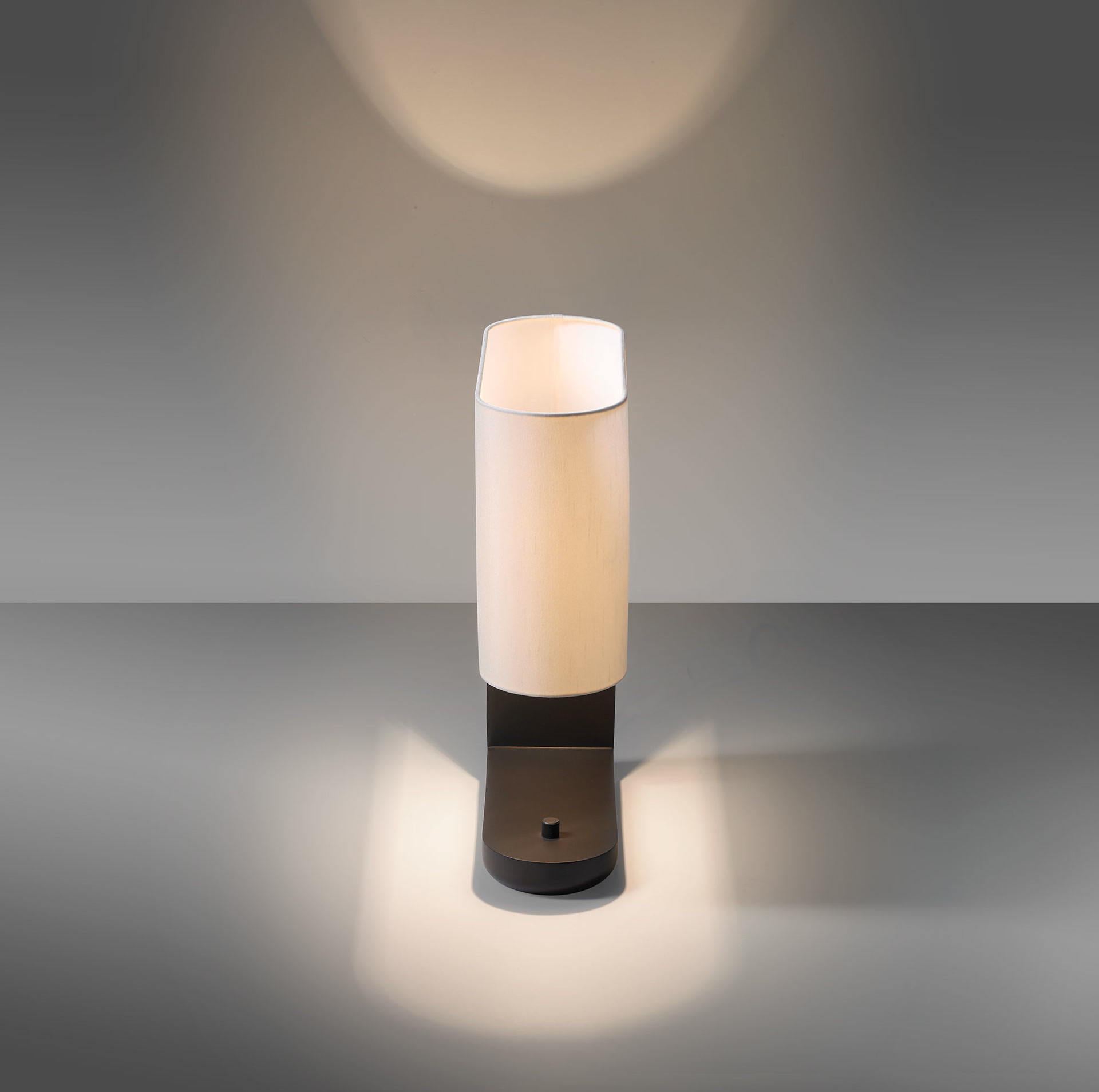 de sousa hughes Jonathan Browning Ambrault Table Lamp side