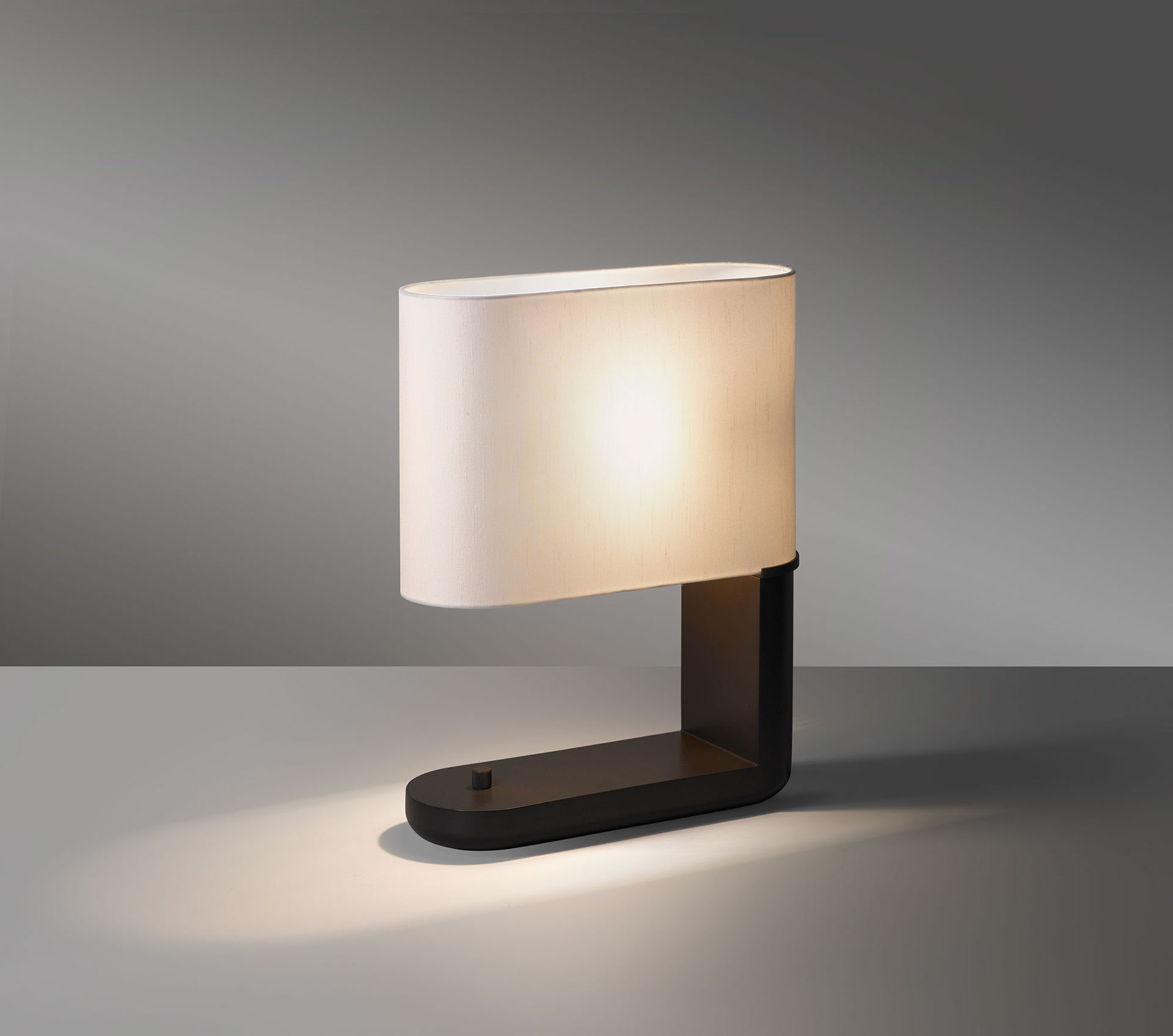 de sousa hughes Jonathan Browning Ambrault Table Lamp angle