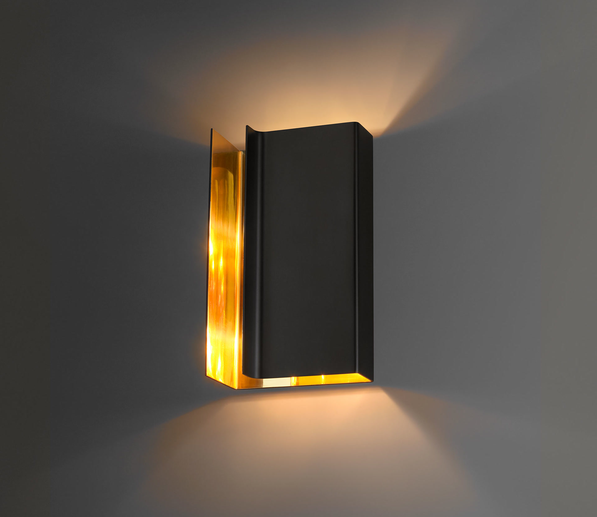 de sousa hughes Jonathan Browning Brouillon Sconce low angle