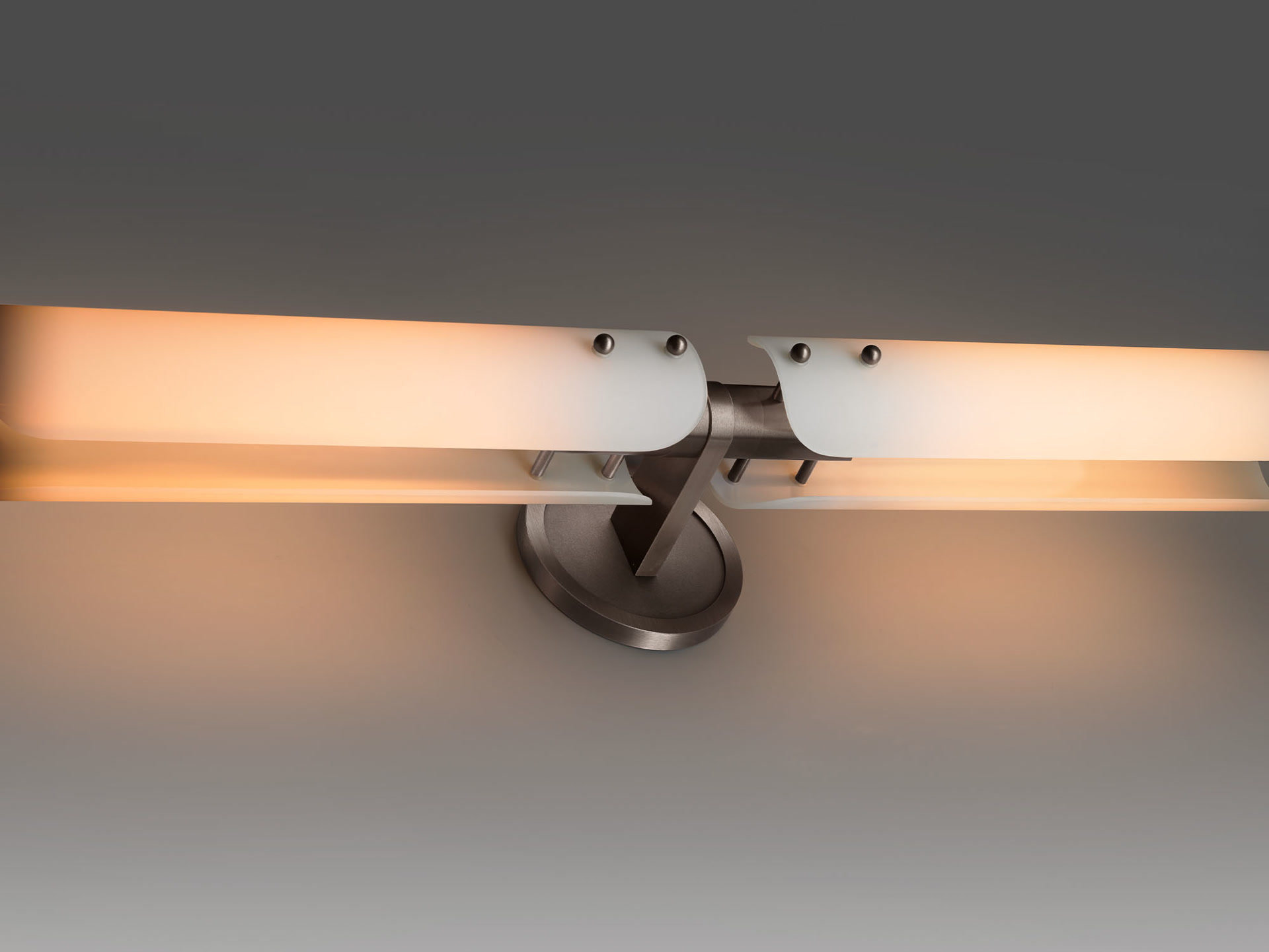 GGNHVfTOUsy de sousa hughes Jonathan Browning Platiere Vanity Sconce detail