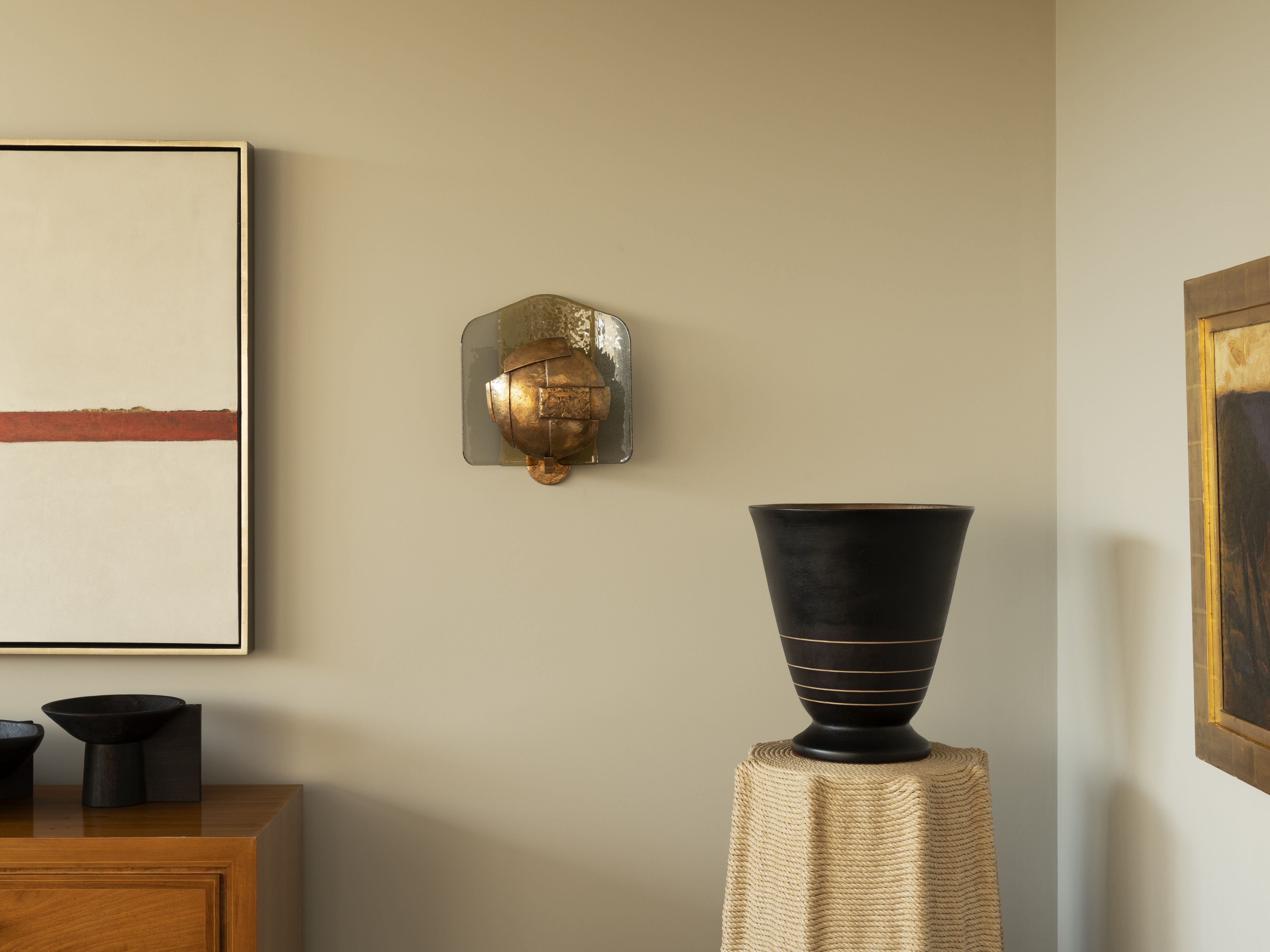 de-sousa-hughes-caste-devon-sconce-install-shot