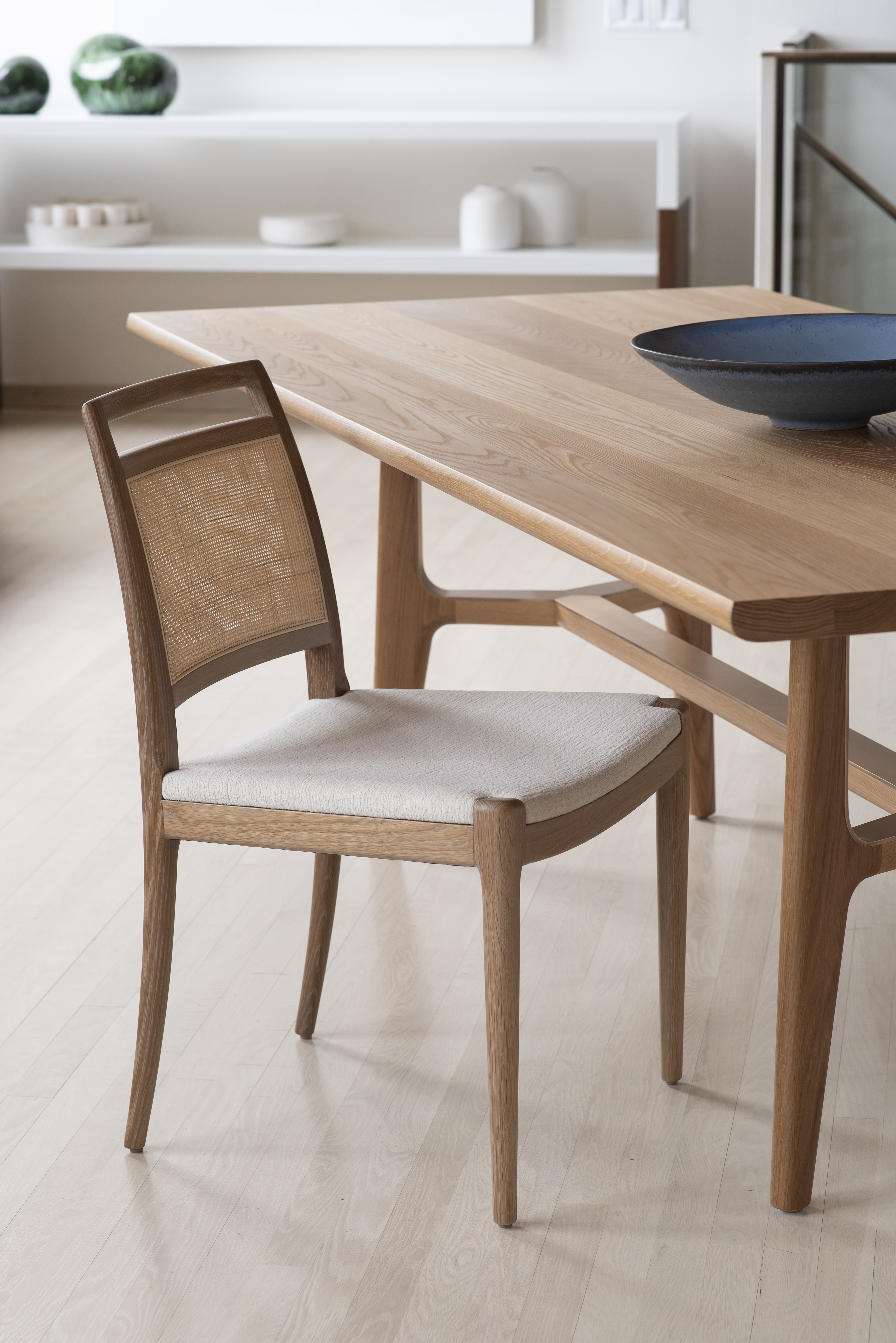 de sousa hughes troscan cadre table alana chair