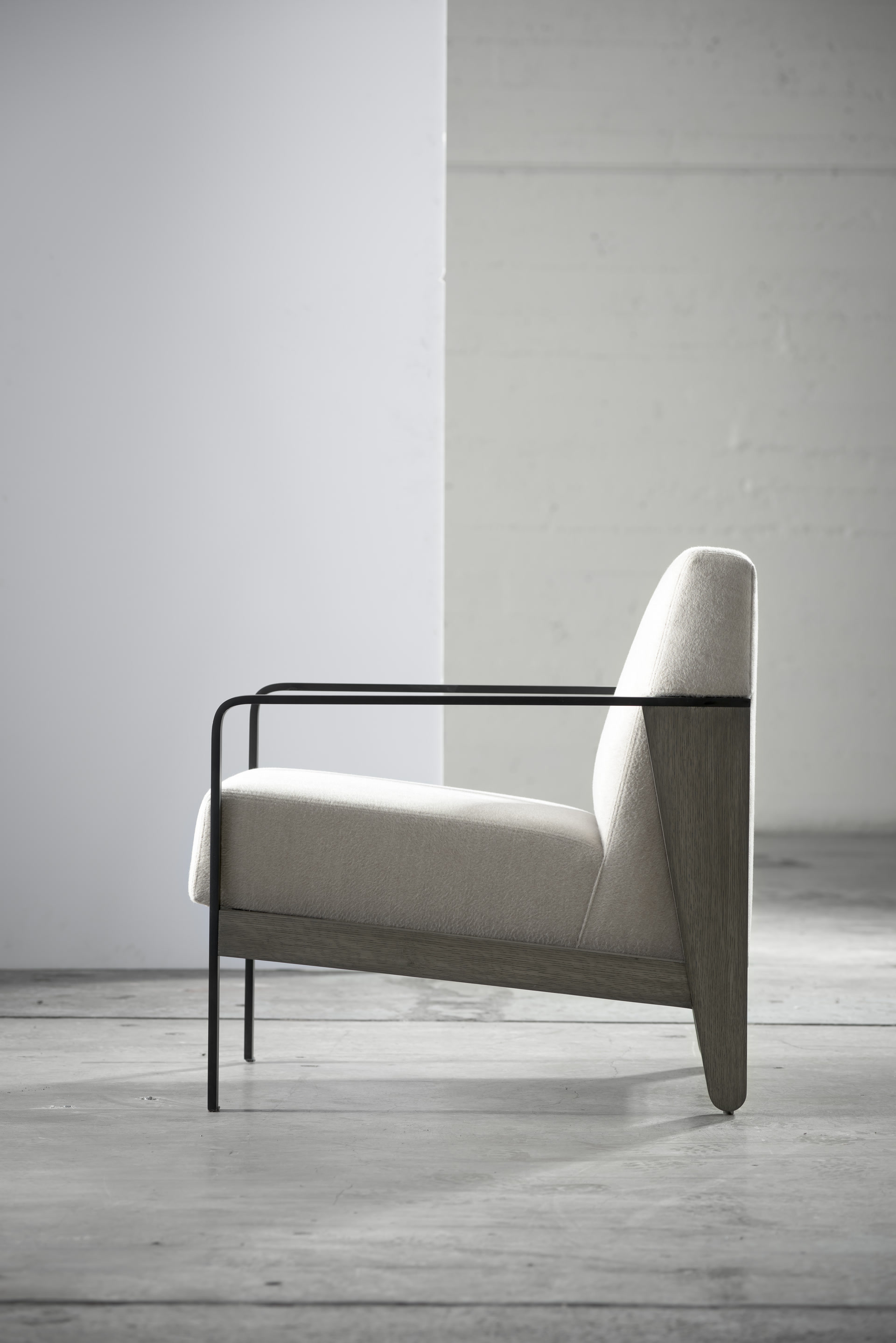 de sousa hughes jiun ho Etosha Lounge Chair side angle