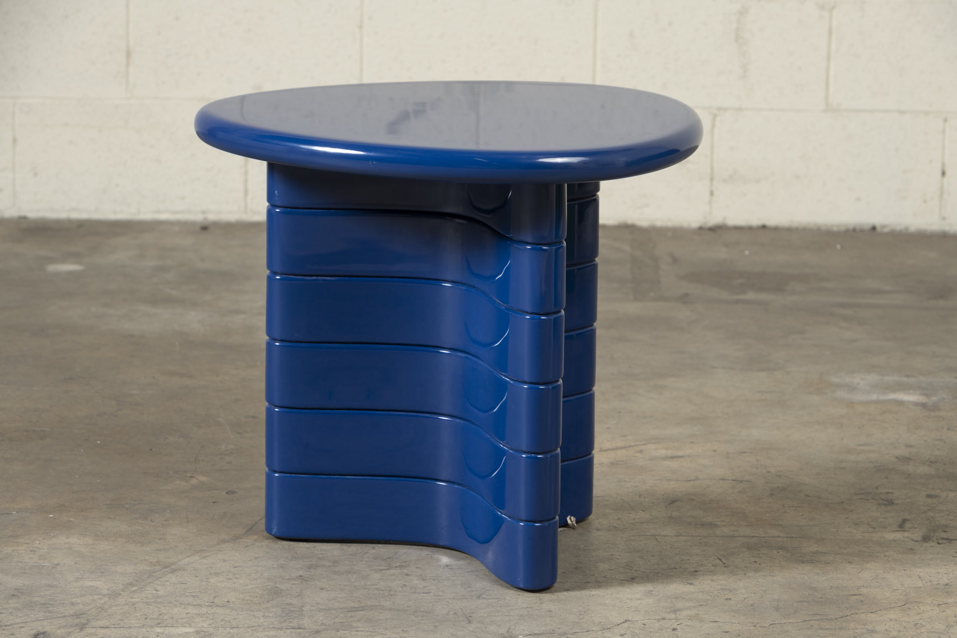 de sousa hughes jiun ho Isla side table blue