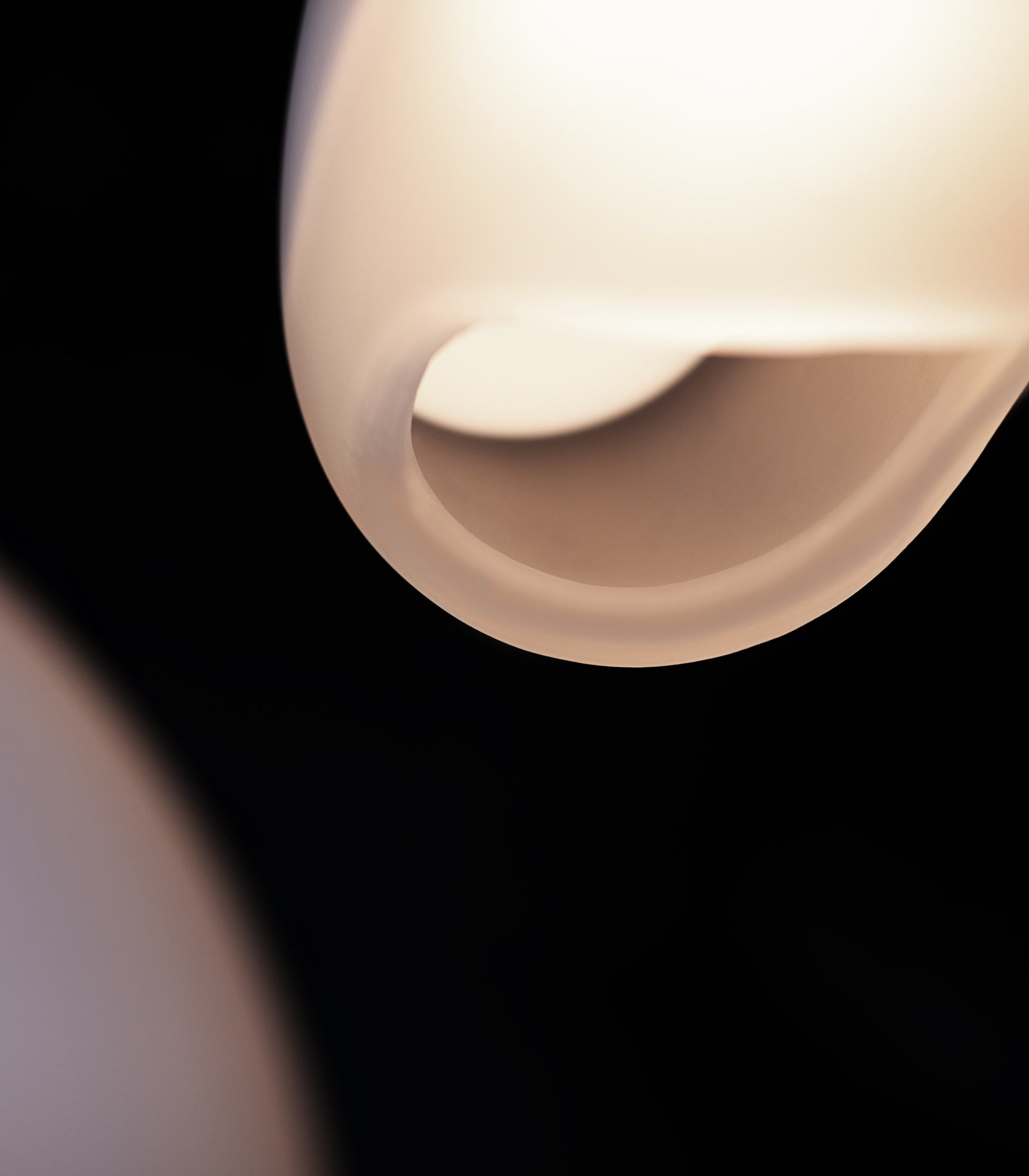 J5xUNkB08rL de sousa hughes john pomp eclipse pendant detail 1