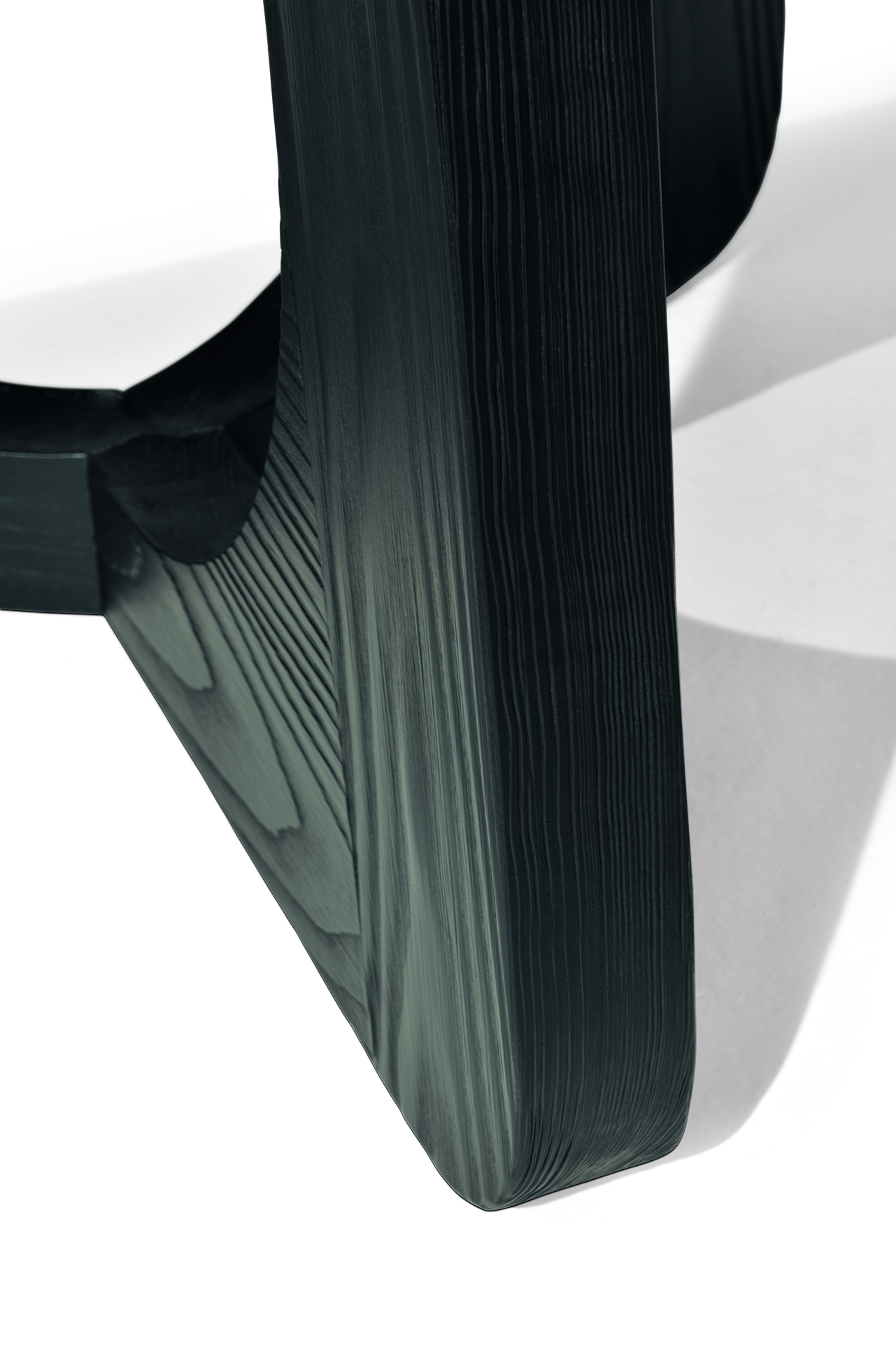 de sousa hughes liaigre MONTFAUCON table detail