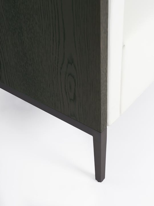 de sousa hughes liaigre Shelter armchair leg detail