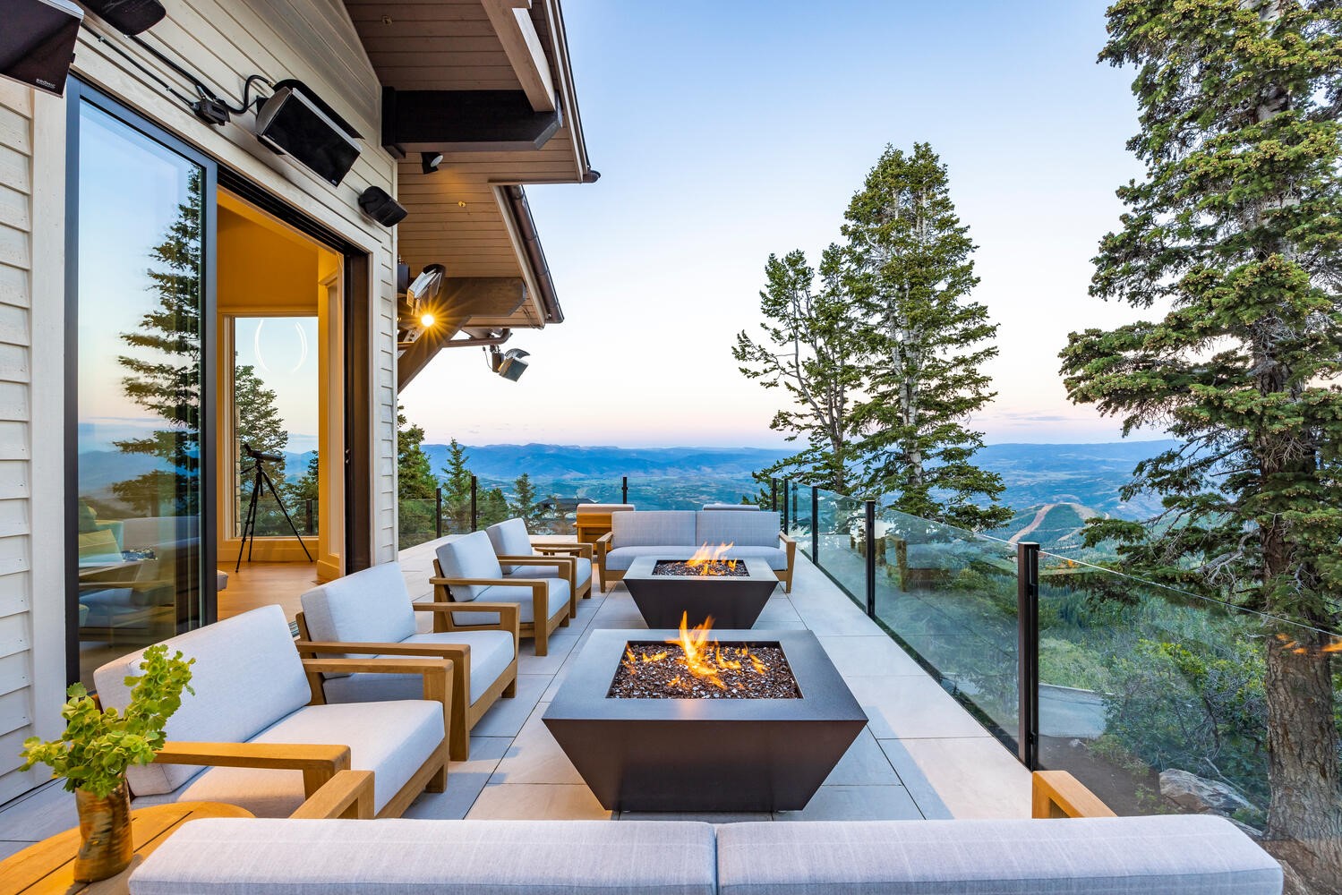 de sousa hughes link outdoor Bombay Mountains Install 5