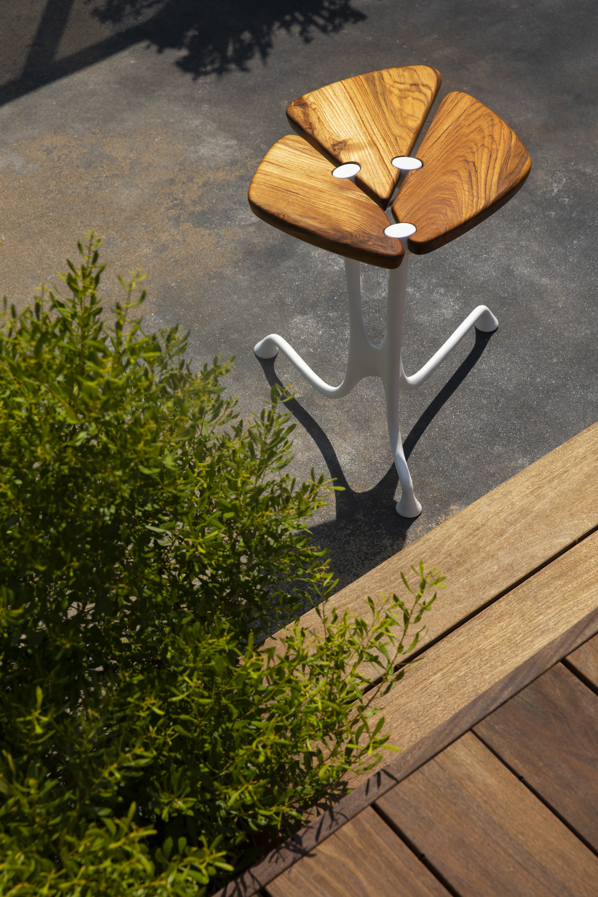 de sousa hughes link outdoor lapis side table 1