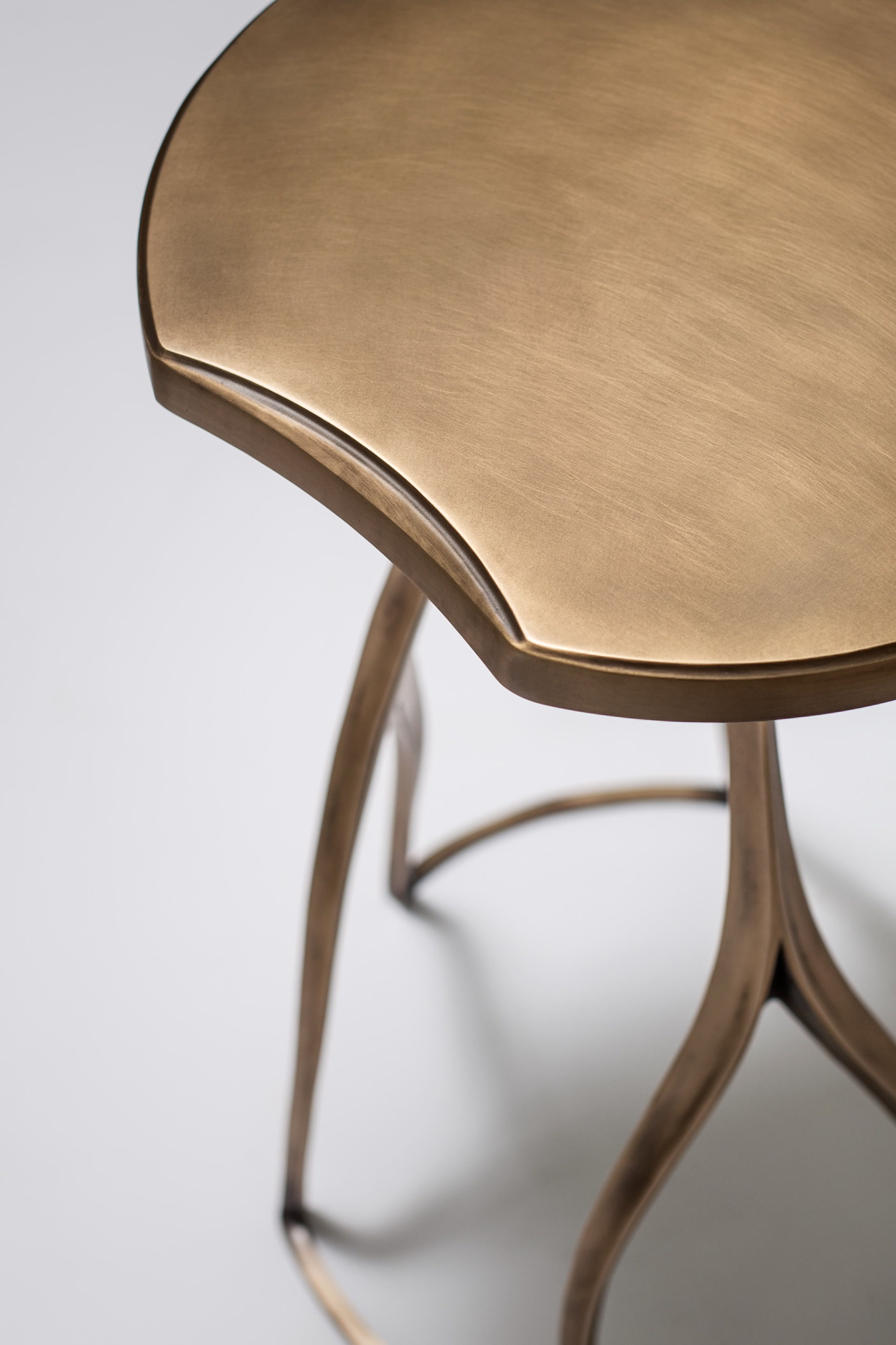 de sousa hughes mattaliano fourchette drink table bronze top detail