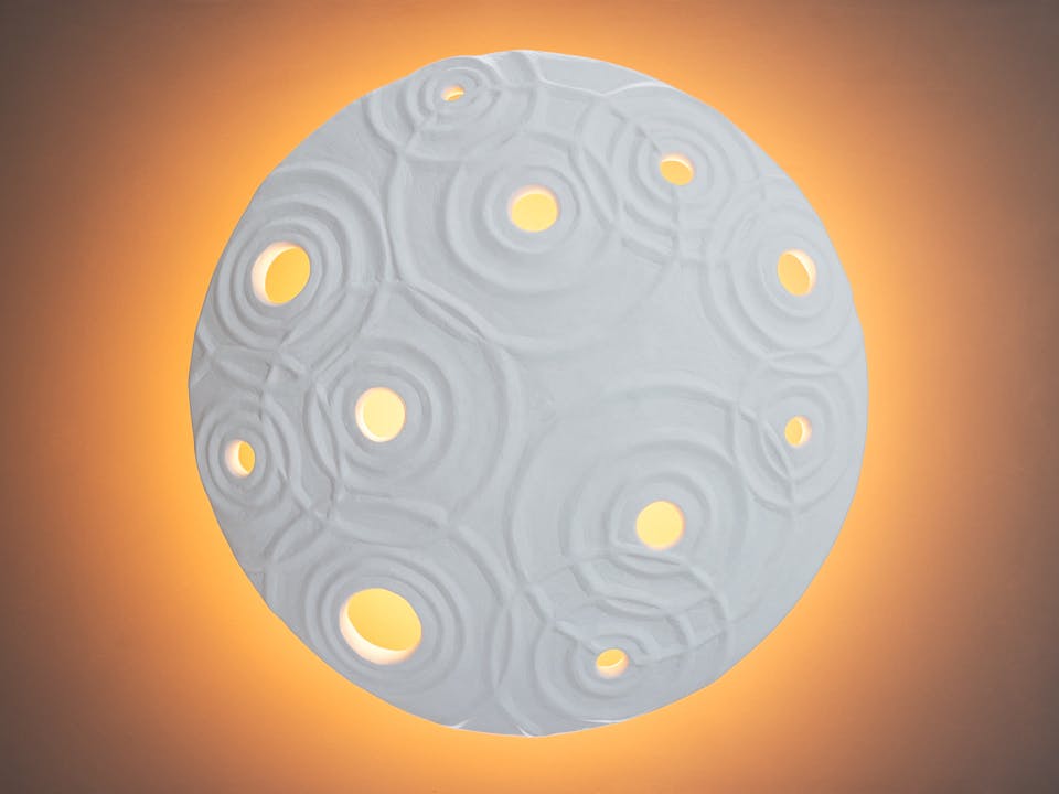 J5xUNkB099A de sousa hughes stephen antonson Raindrop Pendant low view illuminated