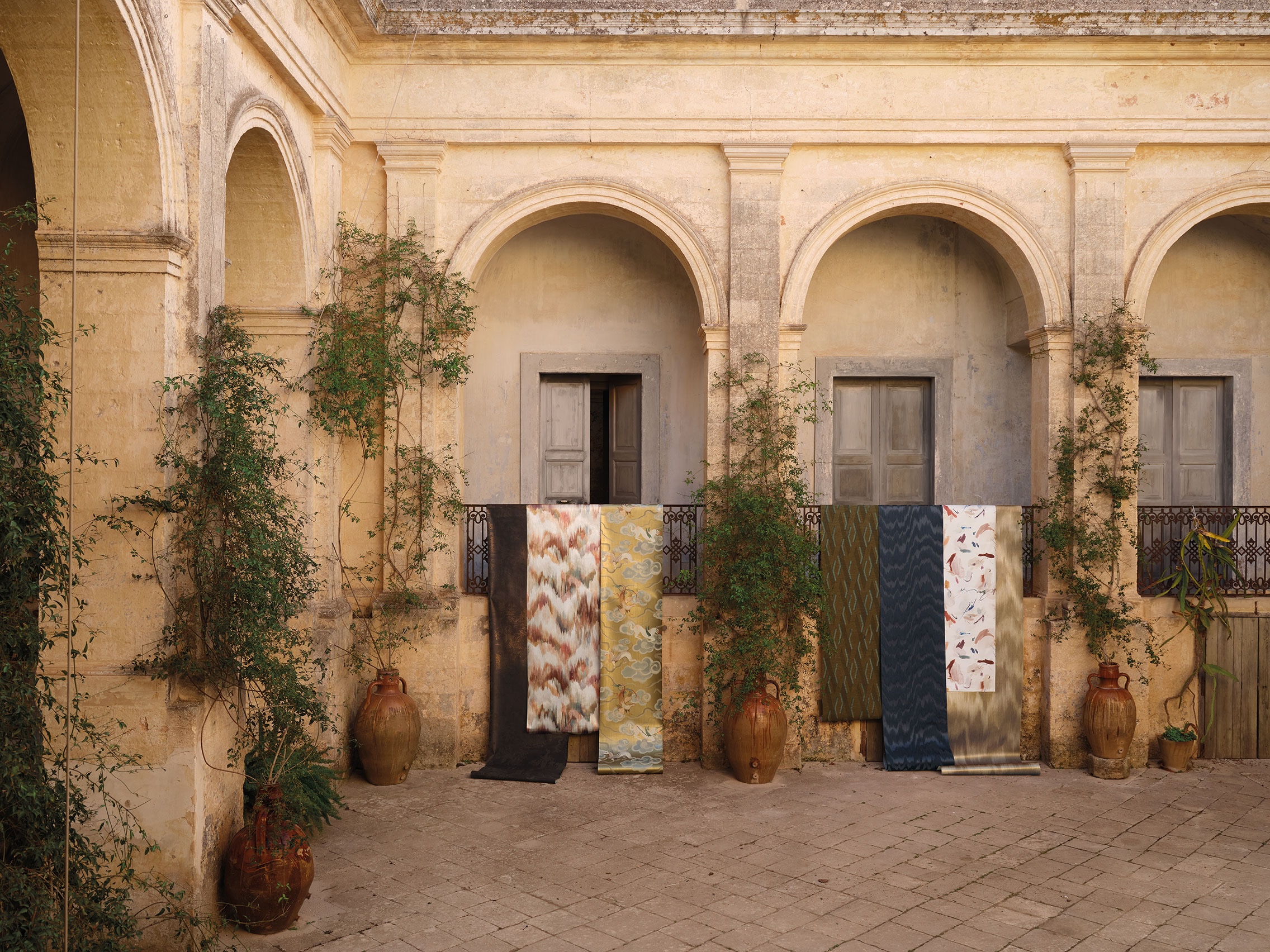 de-sousa-hughes-black-edition-istoria-wallcoverings (12)