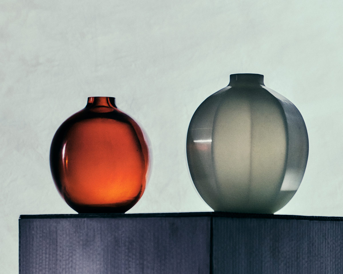 de sousa hughes alexander lamont droplet vase amber white jade pair