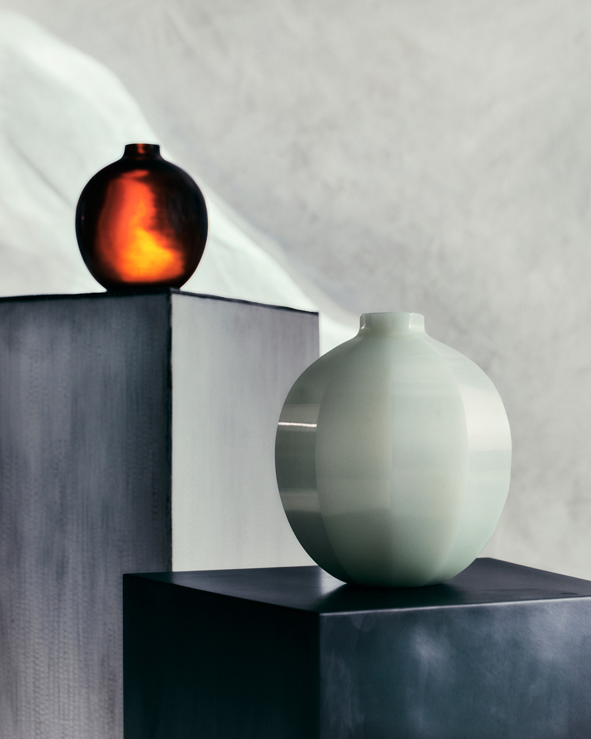 de sousa hughes alexander lamont droplet vase amber white jade pair 2