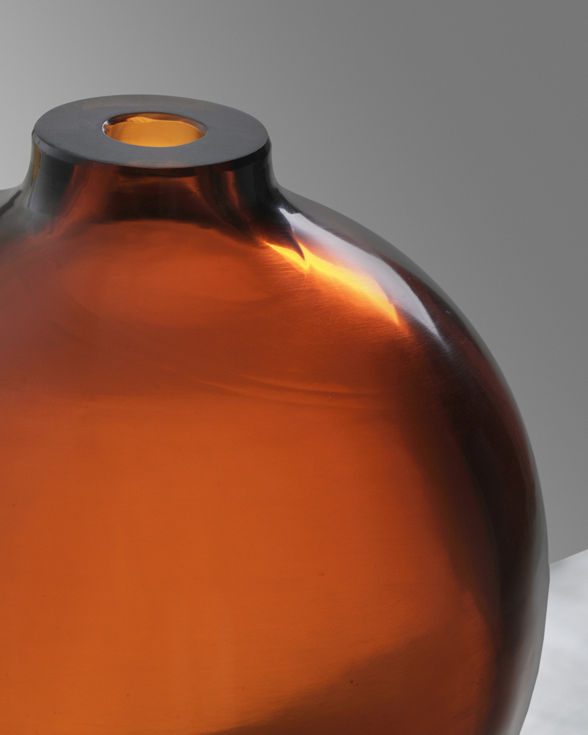 de sousa hughes alexander lamont droplet vase amber top detail