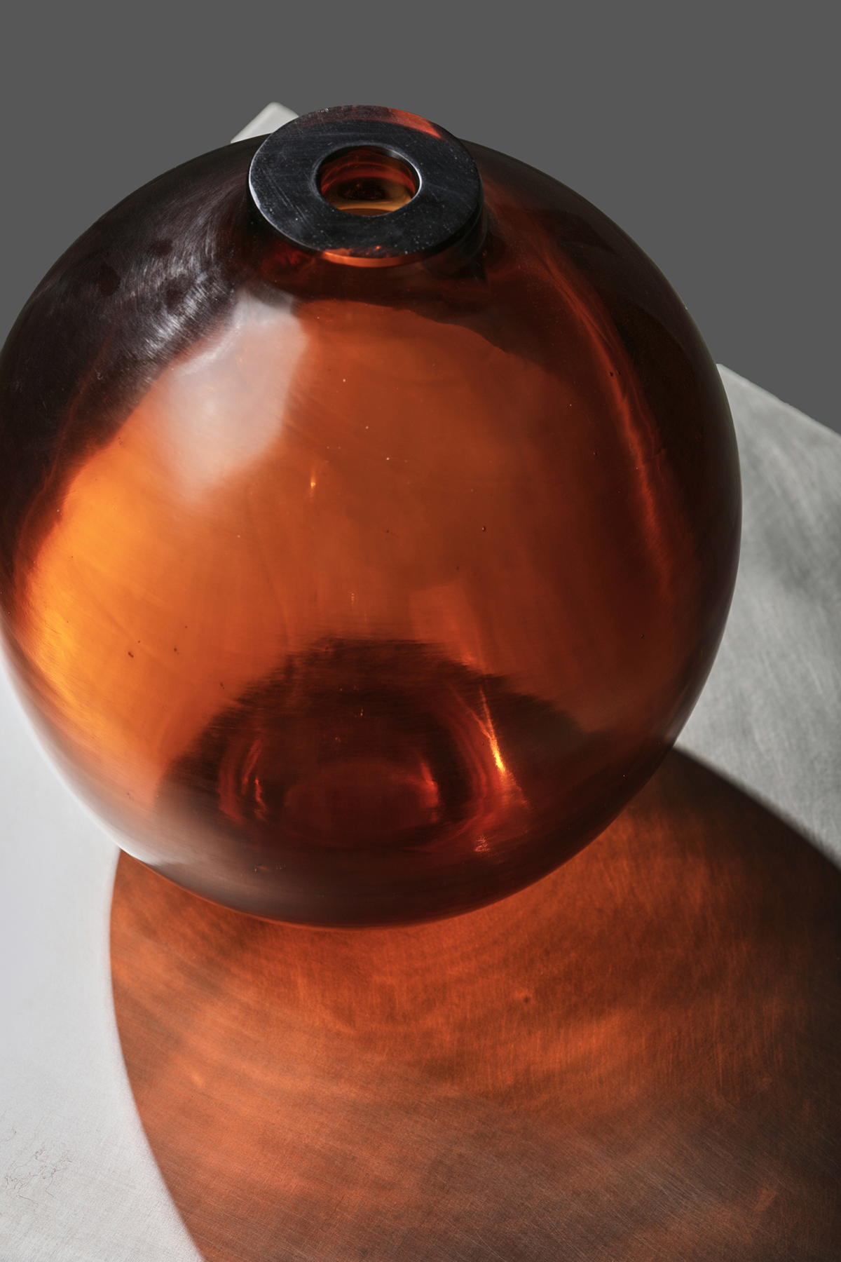 de sousa hughes alexander lamont droplet vase amber top detail 2