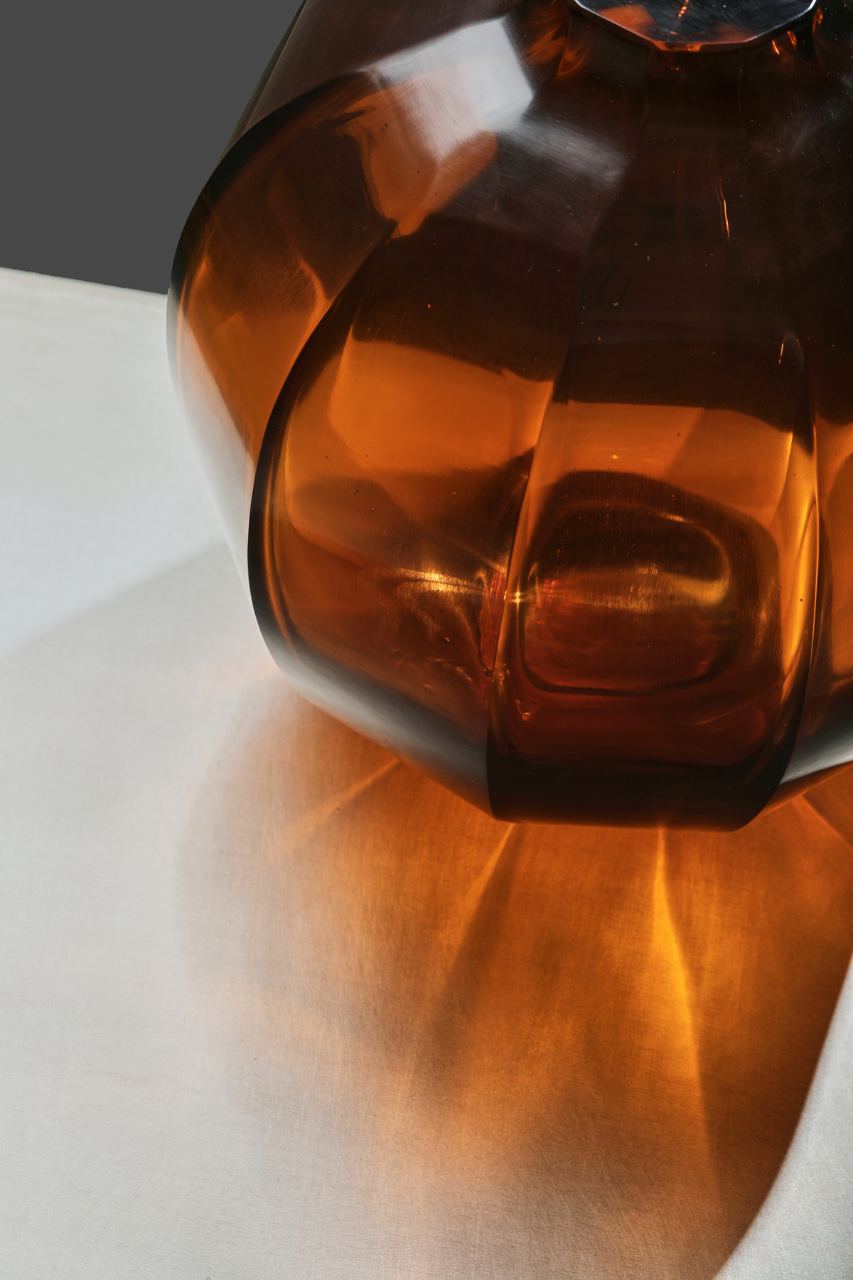 de sousa hughes alexander lamont droplet facet vase amber top angle