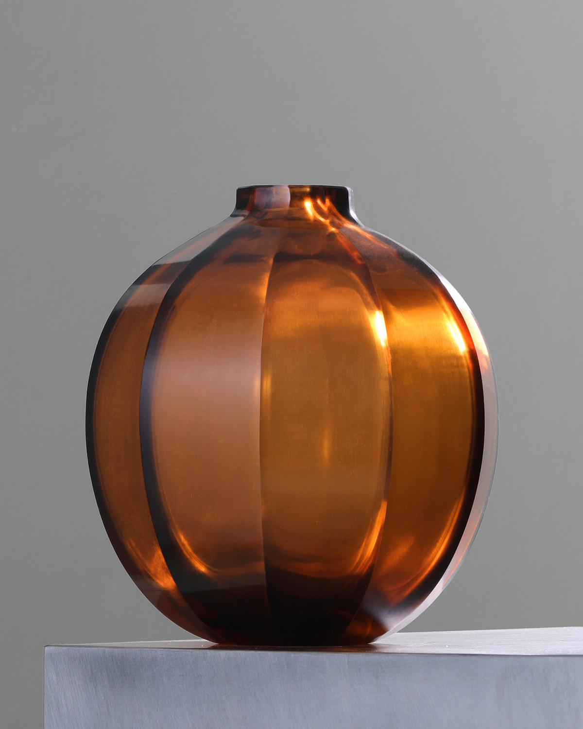 de sousa hughes alexander lamont droplet facet vase amber 2