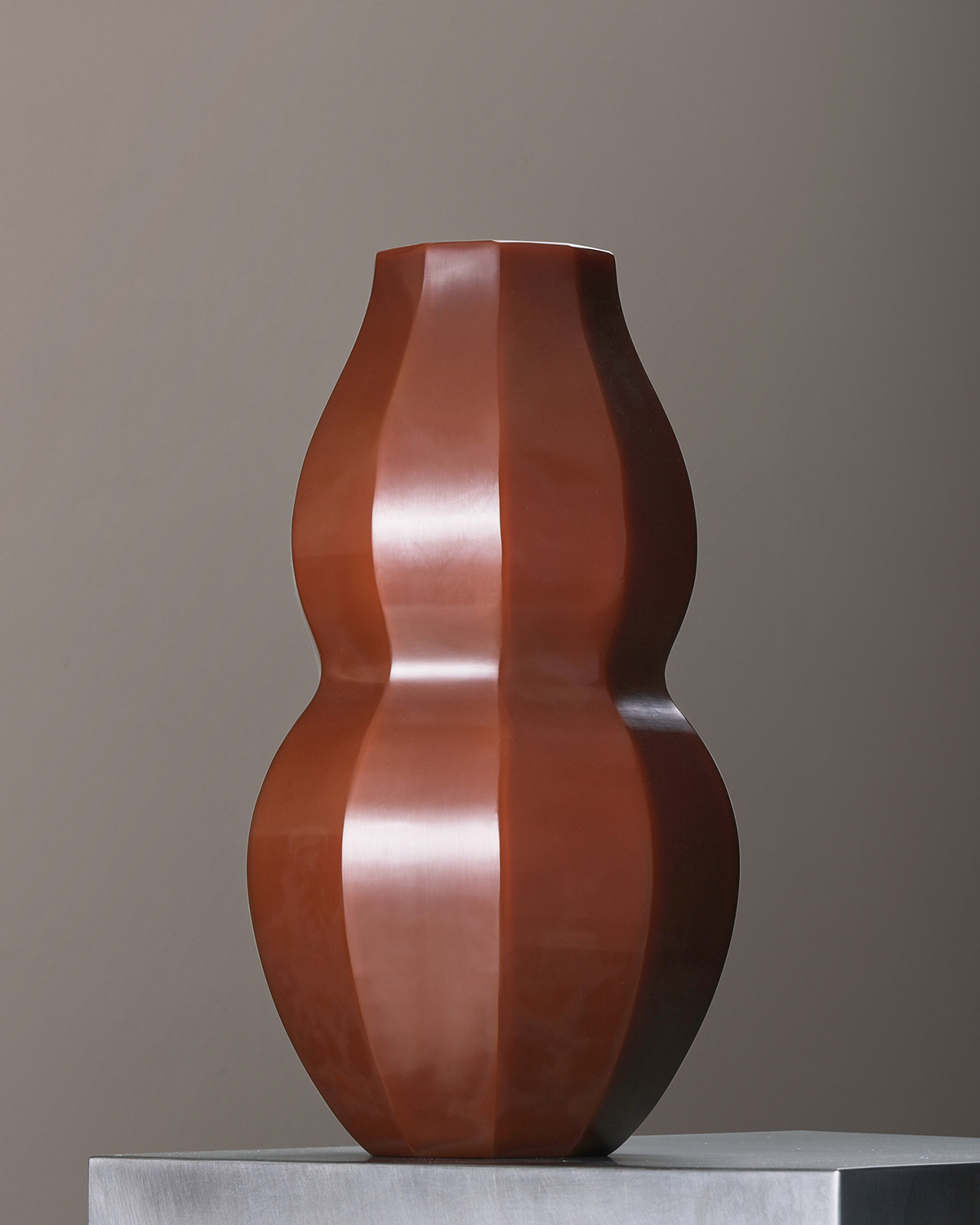 de sousa hughes alexander lamont fortune facet vase front