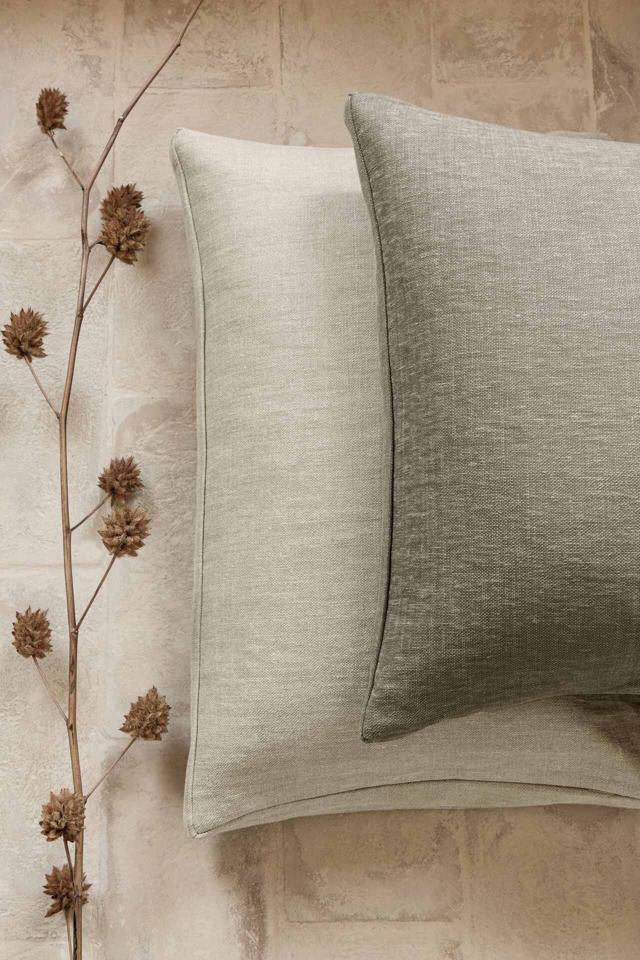 de sousa hughes chivasso CH F26 Mood Booster Sensitive Minimalist 142 HR sr