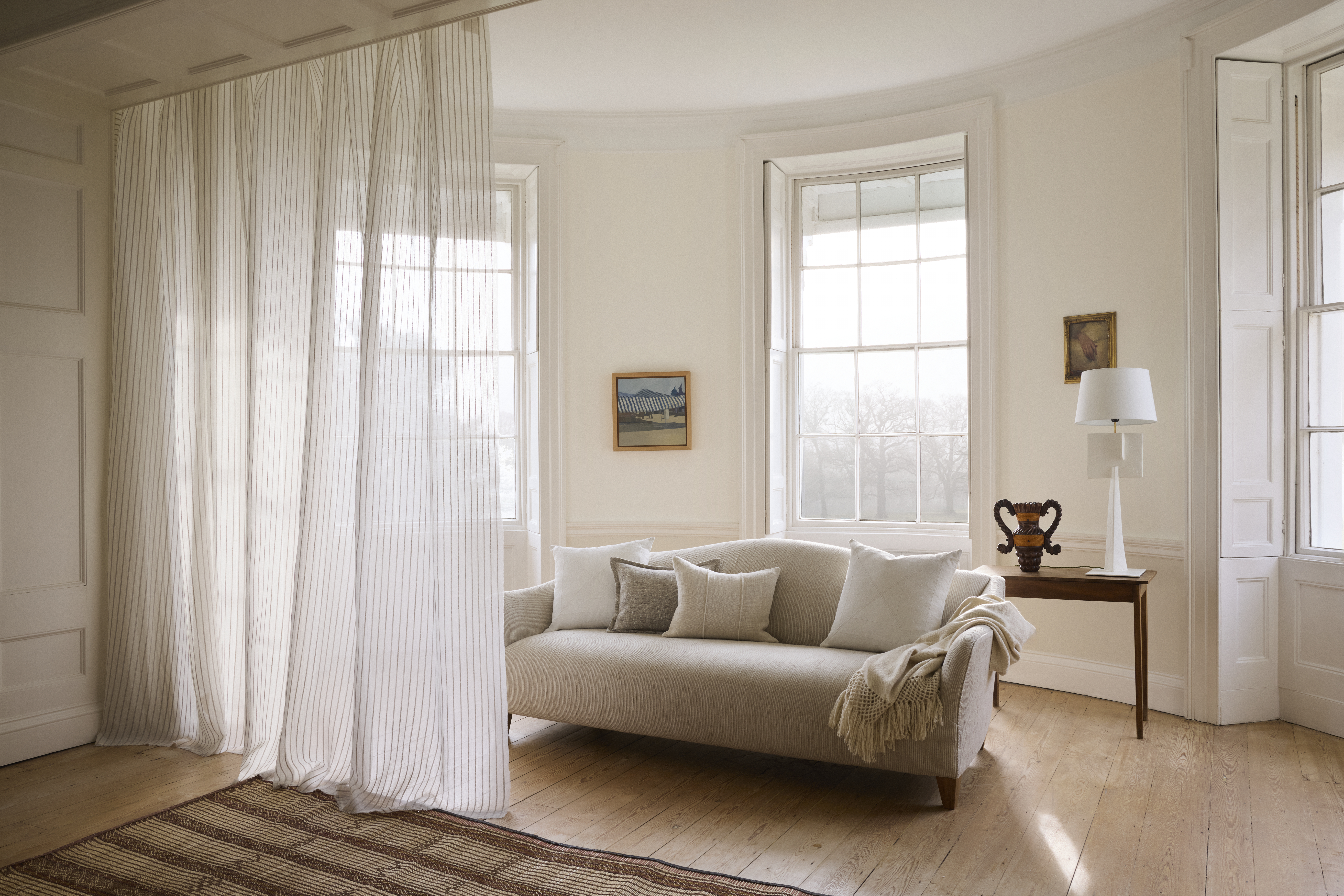 tA de sousa hughes de Le Cuona Sofa SWC1 Sheer Curtain REG1 Cushions VINP1C ESP1 MERC1 VINP1C Throw HWL1T Lifestyle HR