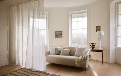 tA de sousa hughes de Le Cuona Sofa SWC1 Sheer Curtain REG1 Cushions VINP1C ESP1 MERC1 VINP1C Throw HWL1T Lifestyle HR