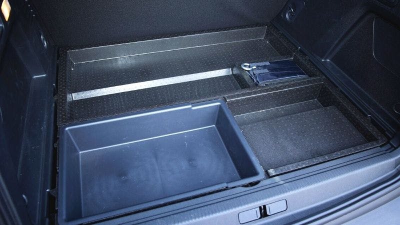 Renting Peugeot 3008. Debajo del suelo del maletero dispone de espacios guarda objetos